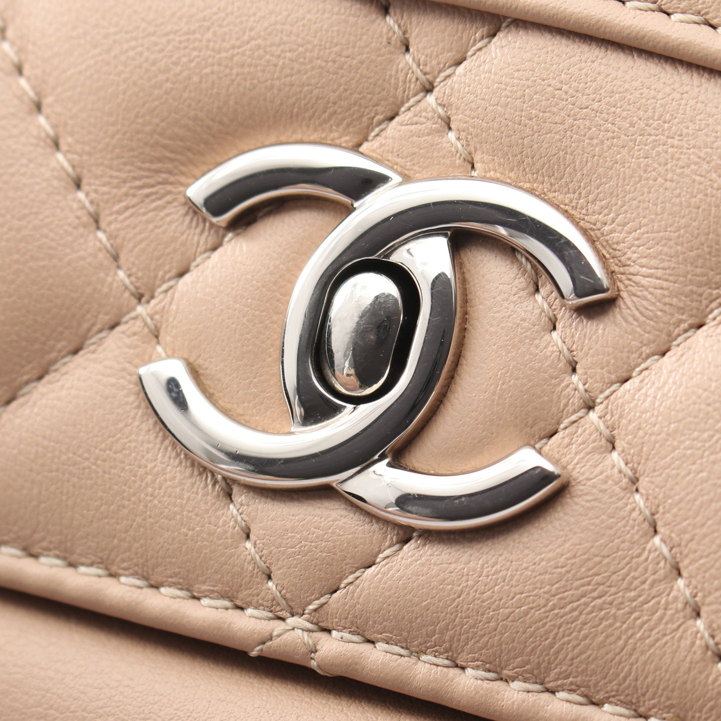 マトラッセ Wチェーンショルダーバッグ ラムスキン ピンクベージュ シルバー金具 シャネル バッグ CHANEL