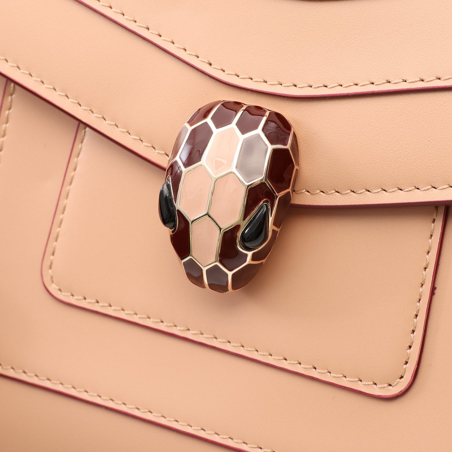 セルペンティ フォーエバー クロスボディ チェーンショルダーバッグ レザー ピンクベージュ ブルガリ バッグ BVLGARI