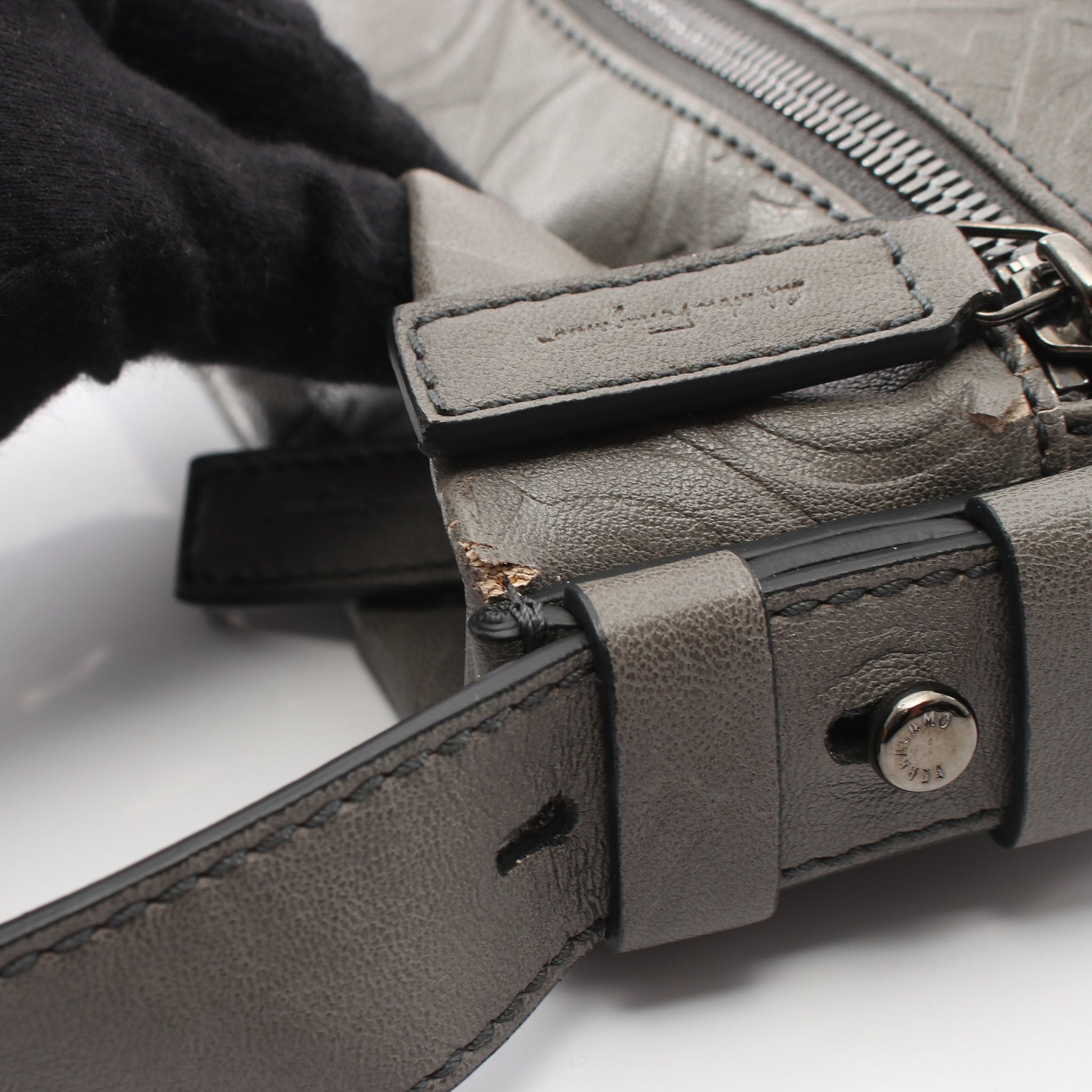 ガンチーニ ショルダーバッグ レザー グレー サルヴァトーレフェラガモ バッグ Salvatore Ferragamo