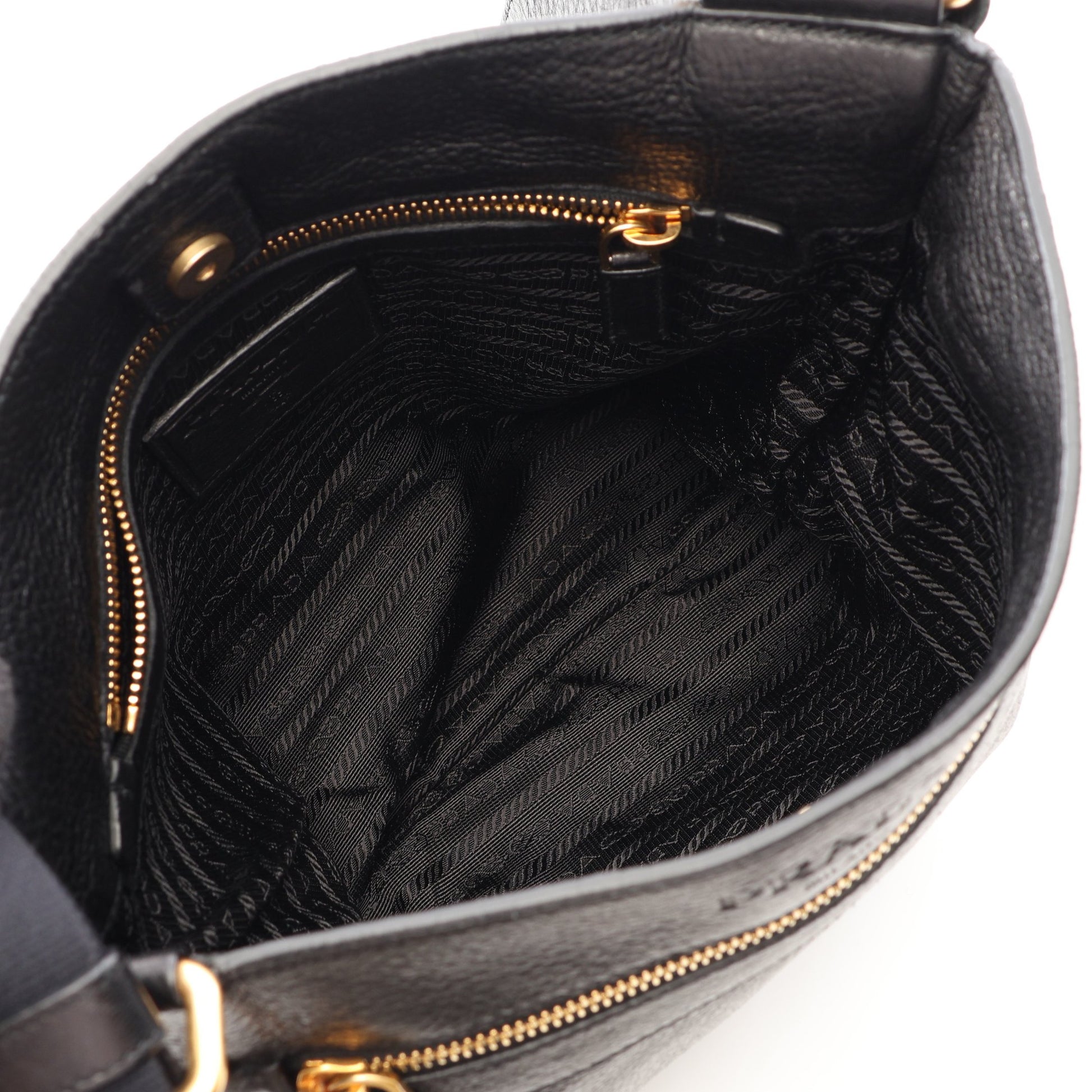 ロゴ ショルダーバッグ レザー ブラック プラダ バッグ PRADA