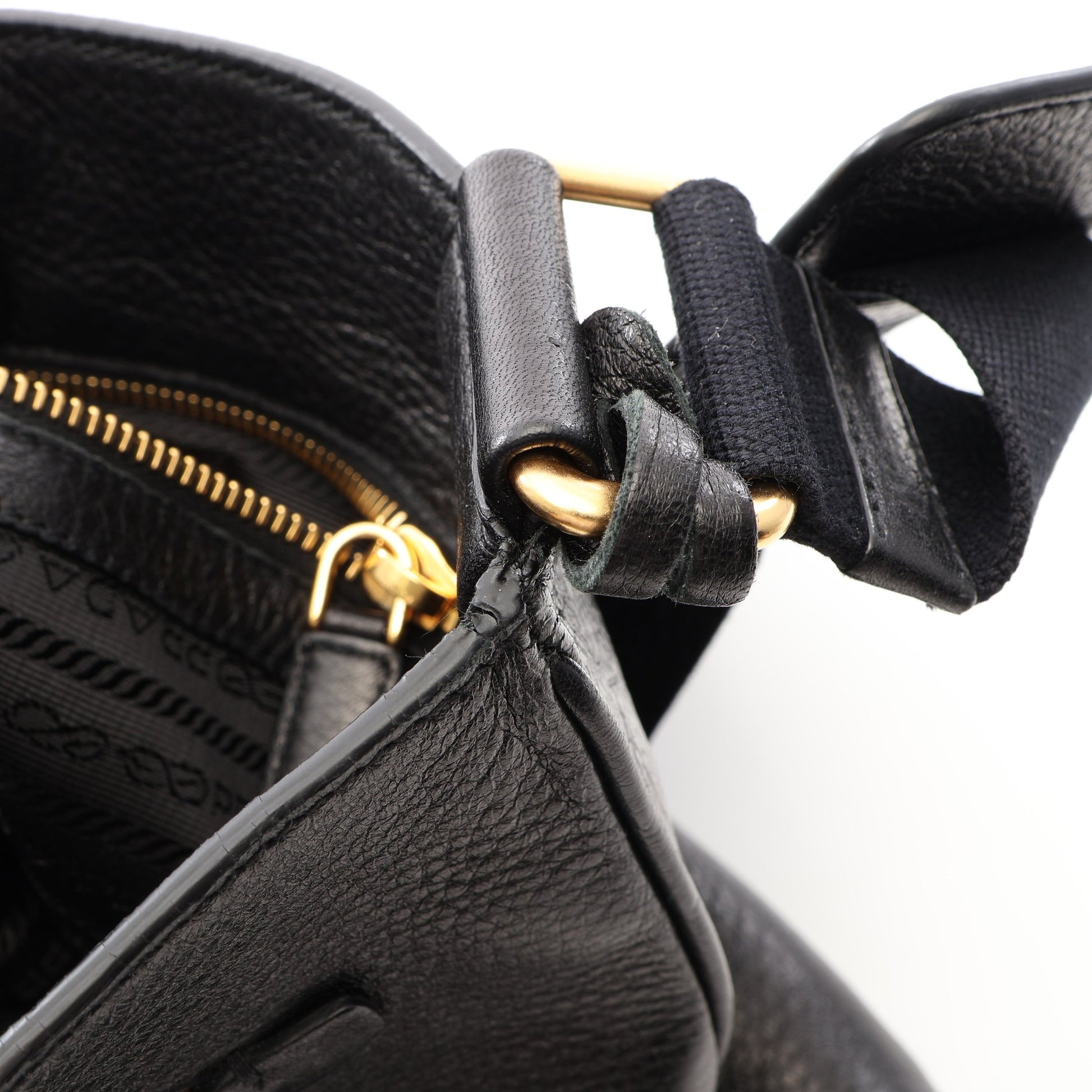 ロゴ ショルダーバッグ レザー ブラック プラダ バッグ PRADA