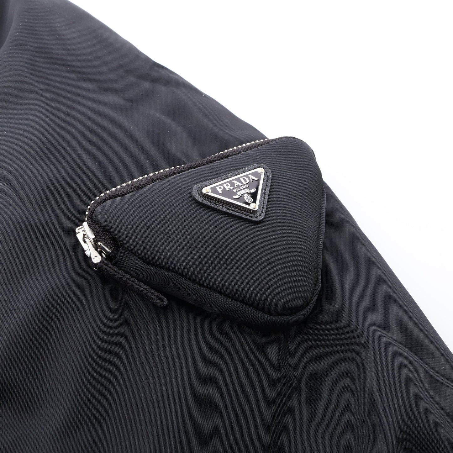 Re-Nylon 三角プレート ブルゾン ボンバージャケット ナイロン ブラック プラダ