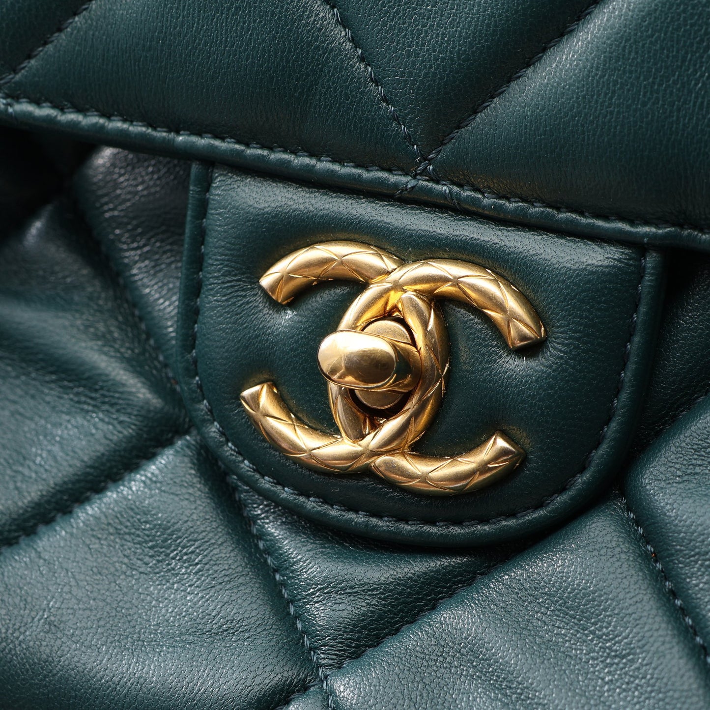 マトラッセ チェーンショルダーバッグ ラムスキン グリーン ゴールド金具 シャネル バッグ CHANEL