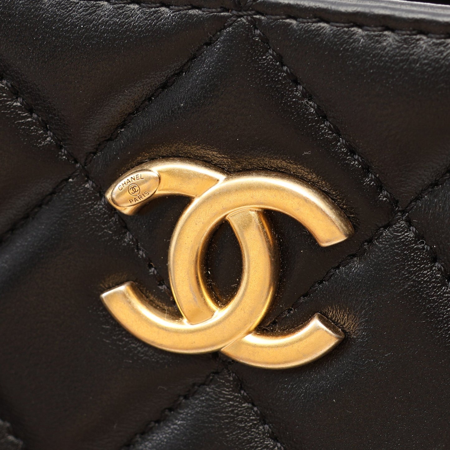 マトラッセ バニティ チェーンショルダーバッグ ラムスキン ブラック ゴールド金具 シャネル