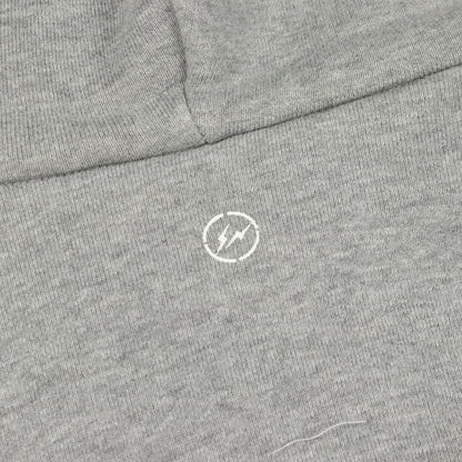 Sacai × Fragment Design ロゴプリント ジップアップパーカー コットン グレー サカイ