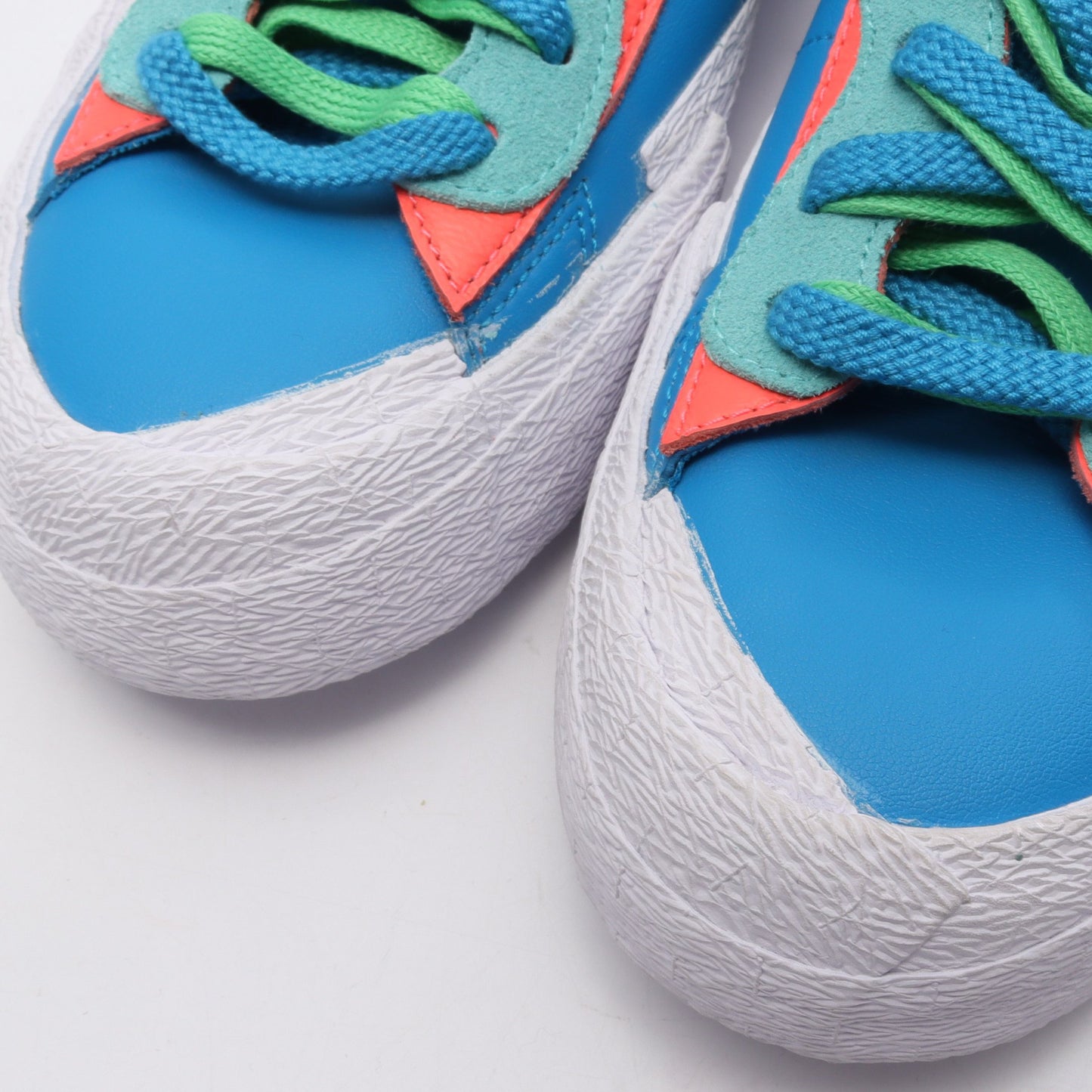 NIKE × KAWS × sacai Blazer Low スニーカー レザー ライトブルー エメラルドグリーン マルチカラー ナイキ