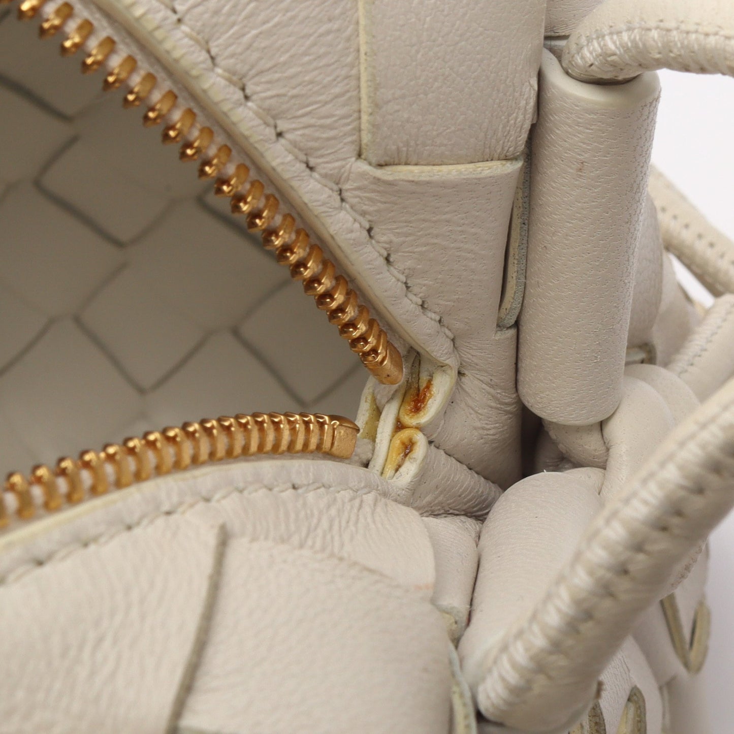 ループ イントレチャート ショルダーバッグ レザー ホワイト ボッテガヴェネタ