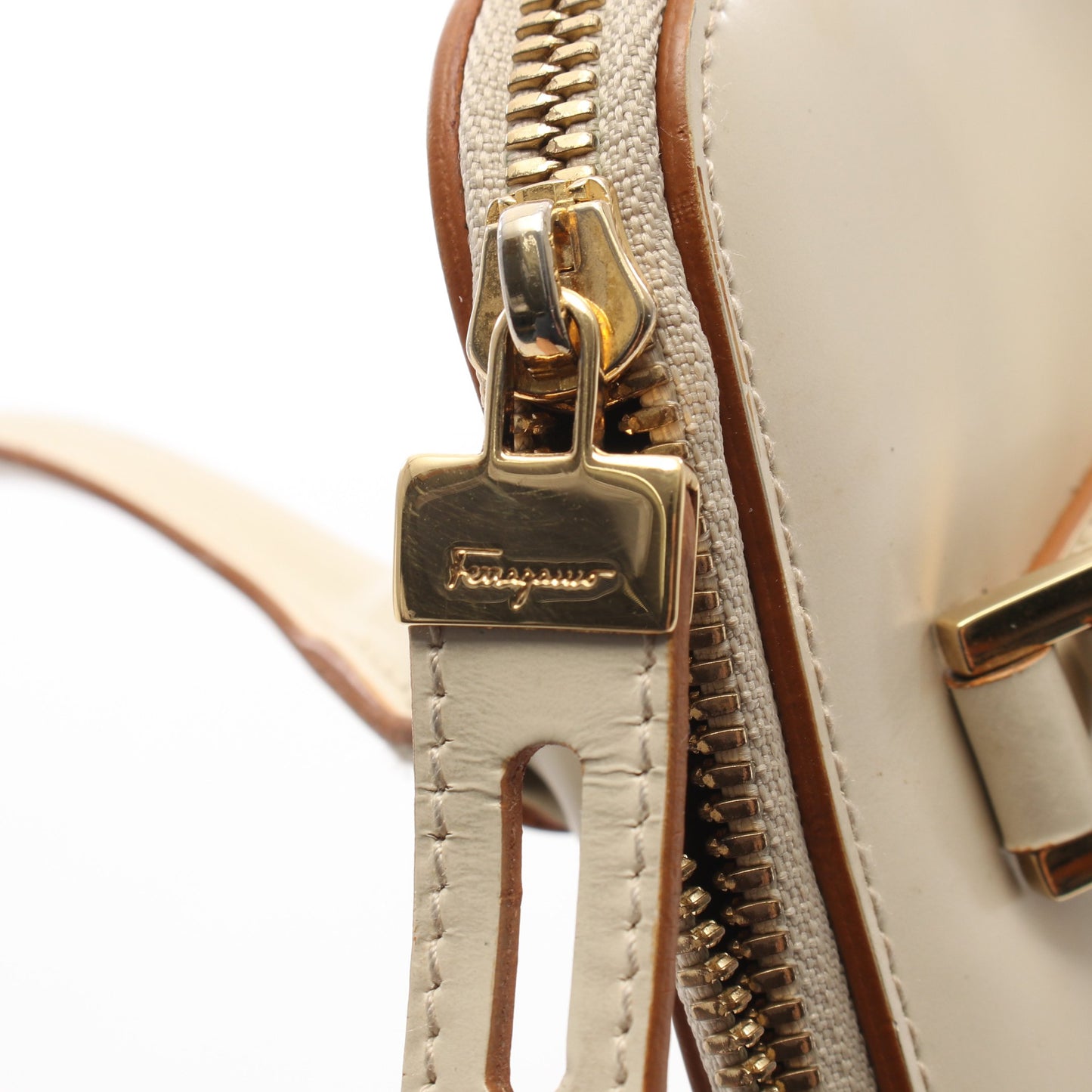 ハンドバッグ レザー アイボリー サルヴァトーレフェラガモ バッグ Salvatore Ferragamo