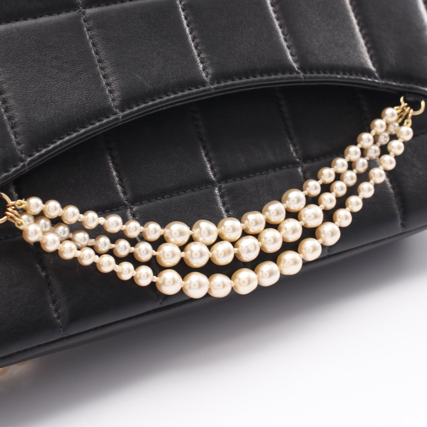 チョコバー パール チェーンショルダー ショルダーバッグ ラムスキン ブラック ゴールド金具 シャネル バッグ CHANEL