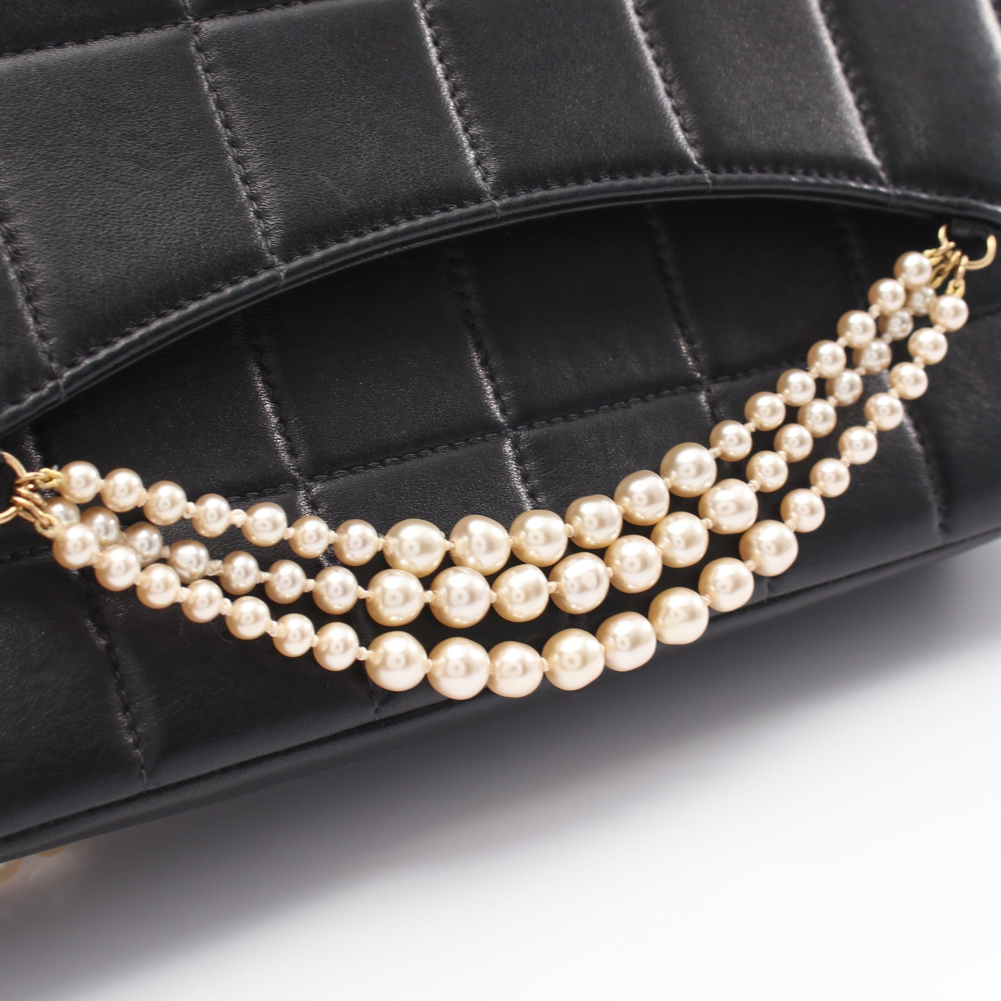 チョコバー パール チェーンショルダー ショルダーバッグ ラムスキン ブラック ゴールド金具 シャネル バッグ CHANEL