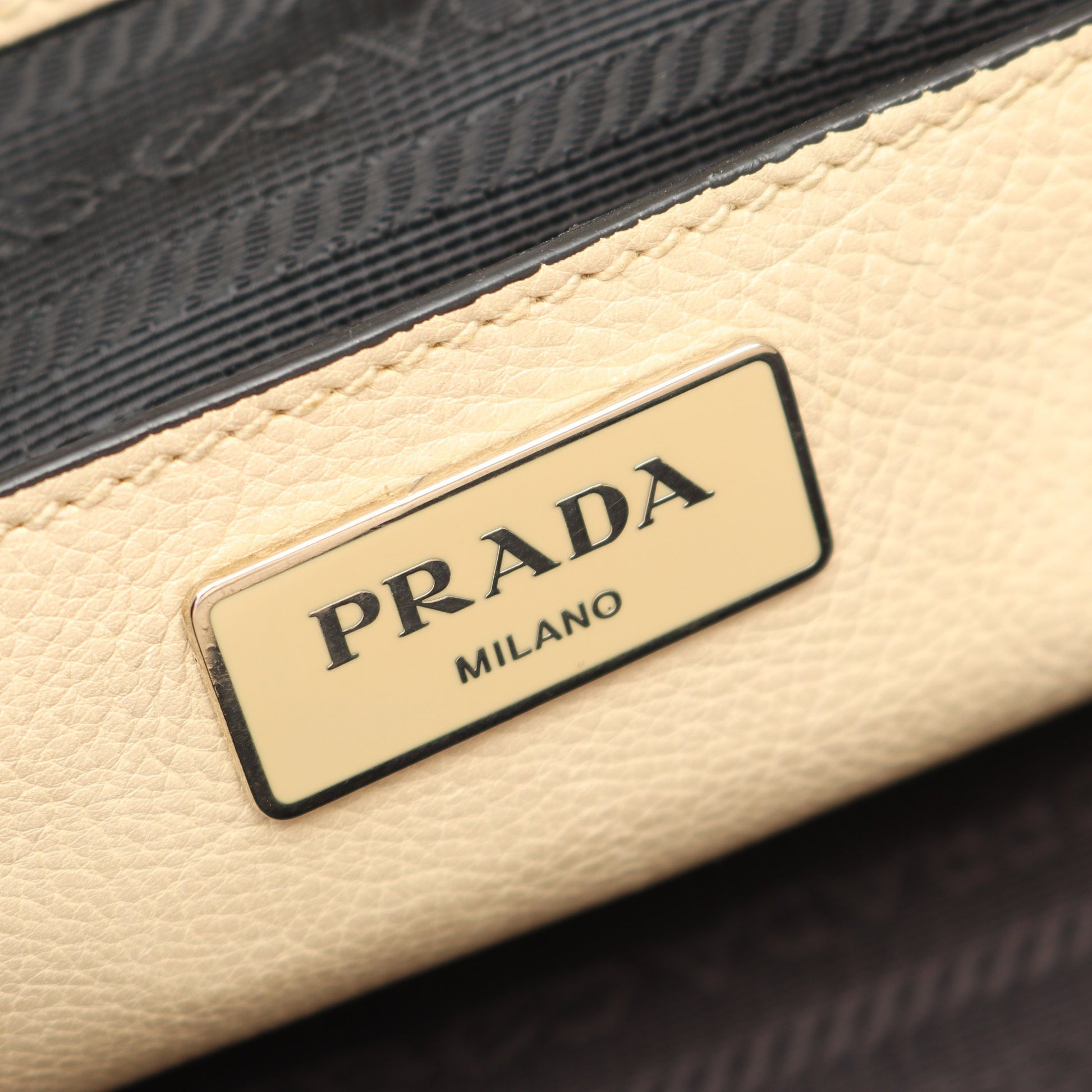 トライアングルロゴ 2WAY ハンドバッグ トートバッグ レザー ベージュ プラダ バッグ PRADA