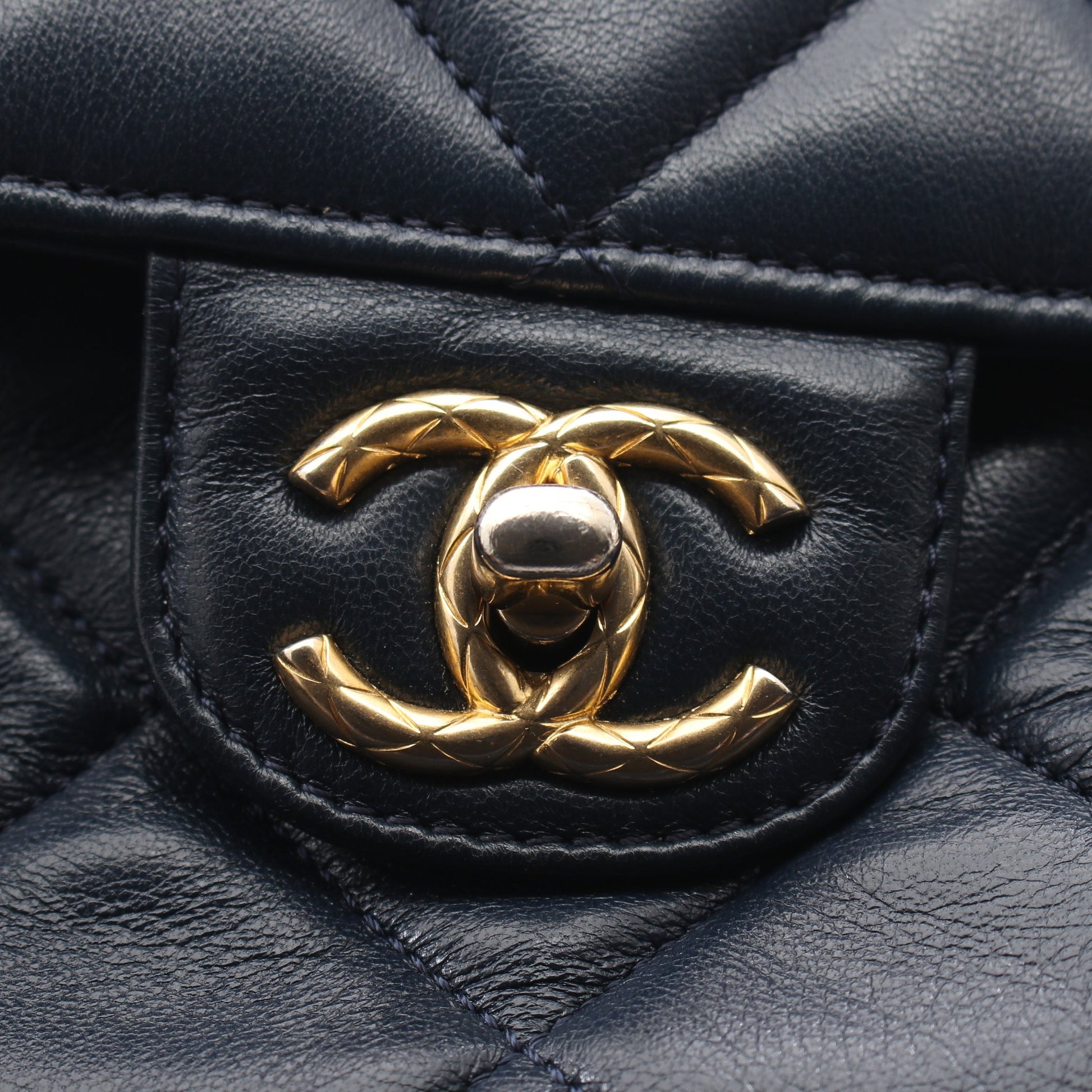 マトラッセ チェーンショルダーバッグ ラムスキン ネイビー ゴールド金具 シャネル バッグ CHANEL