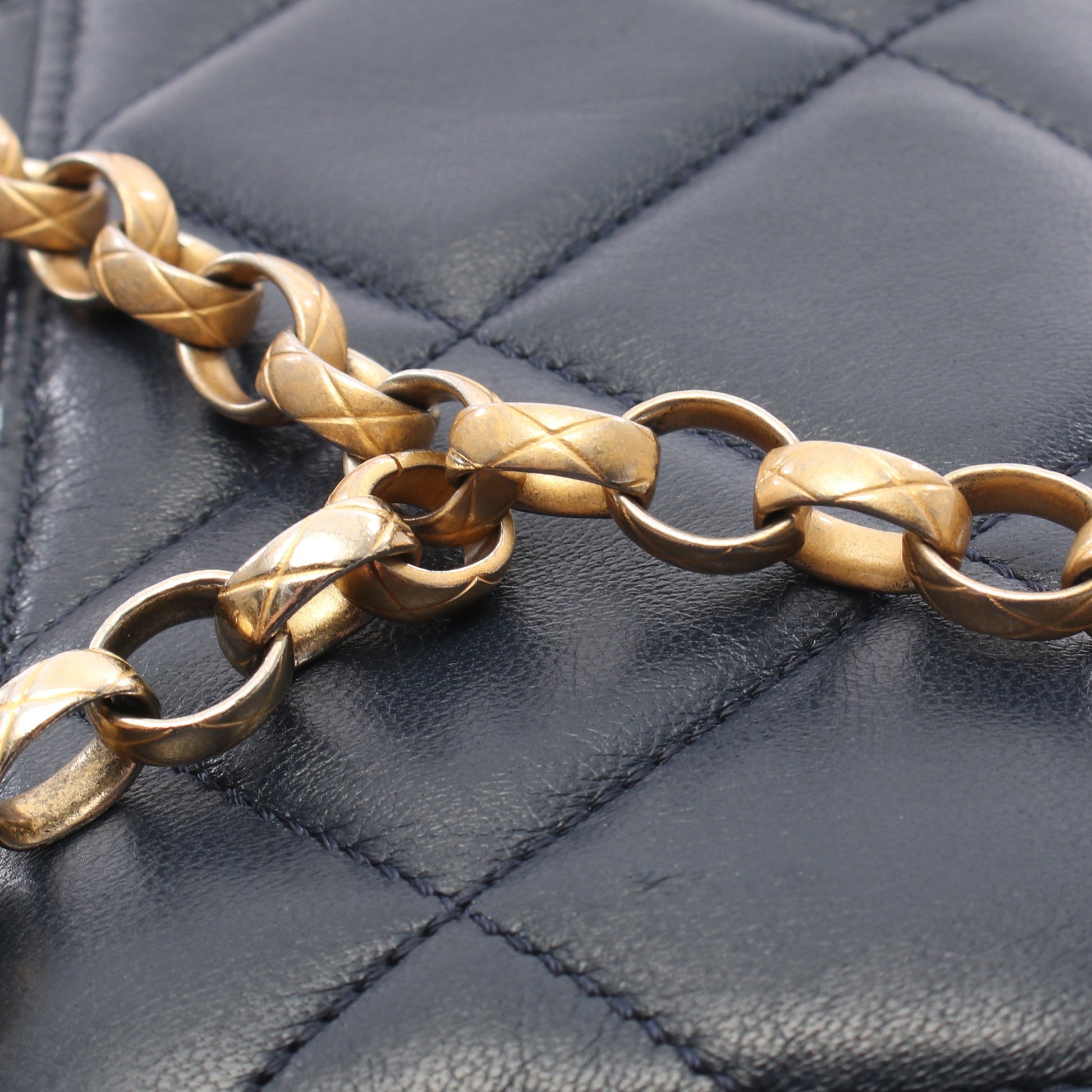 マトラッセ チェーンショルダーバッグ ラムスキン ネイビー ゴールド金具 シャネル バッグ CHANEL