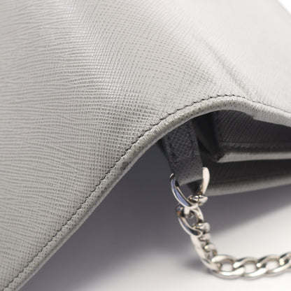 SAFFIANO LUX チェーンウォレット サフィアーノレザー グレー プラダ