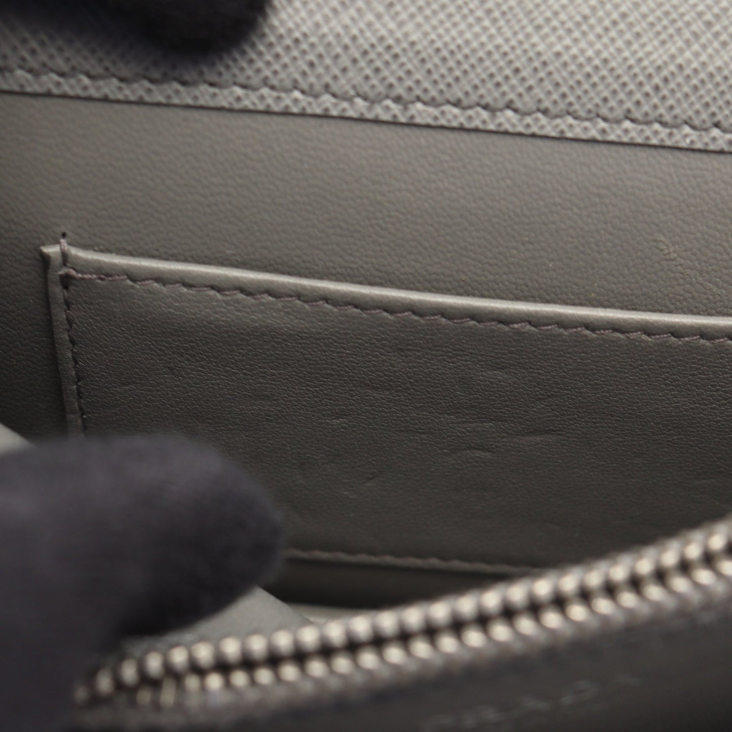 SAFFIANO LUX チェーンウォレット サフィアーノレザー グレー プラダ