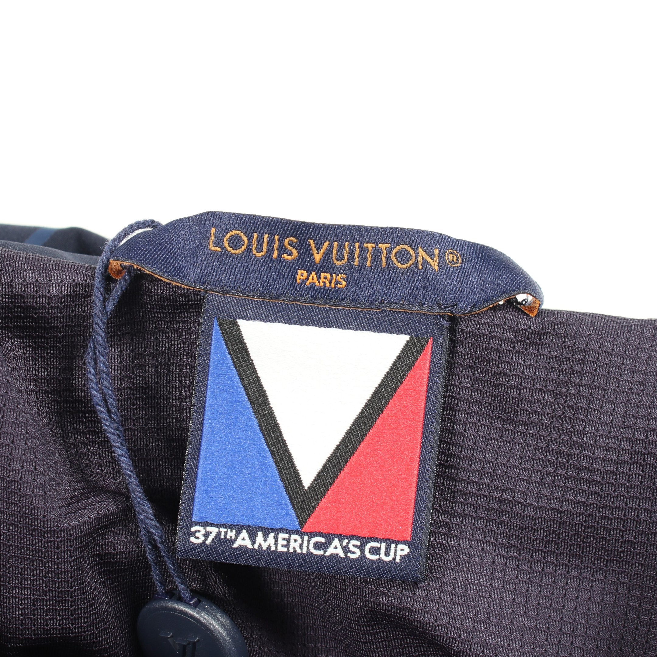 ルイ・ヴィトン LOUIS VUITTON 37TH AMERICA'S CUP ニット切替 フード付き ブルゾン 衣料品 アウター ナイロン メンズ ネイビー系 RM242MH MTX HRY56W 【中古】 37TH AMERICA'S CUP ニット切替 フード付き ブルゾン ナイロン