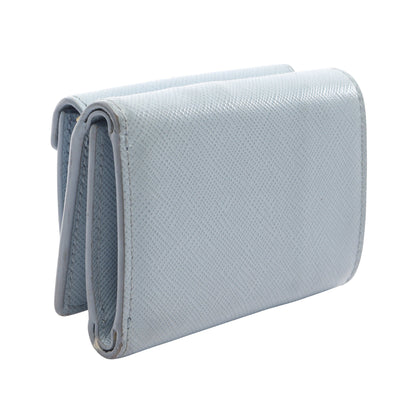 SAFFIANO METAL コンパクトウォレット 三つ折り財布 レザー ライトブルー プラダ