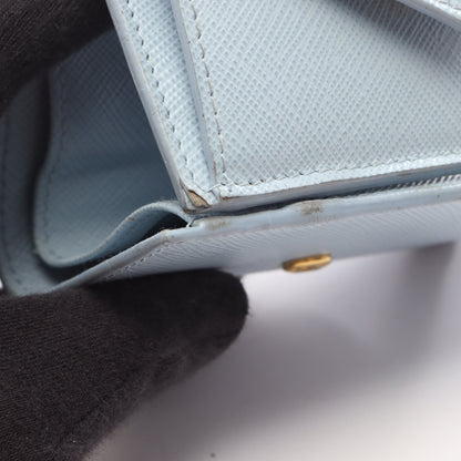 SAFFIANO METAL コンパクトウォレット 三つ折り財布 レザー ライトブルー プラダ