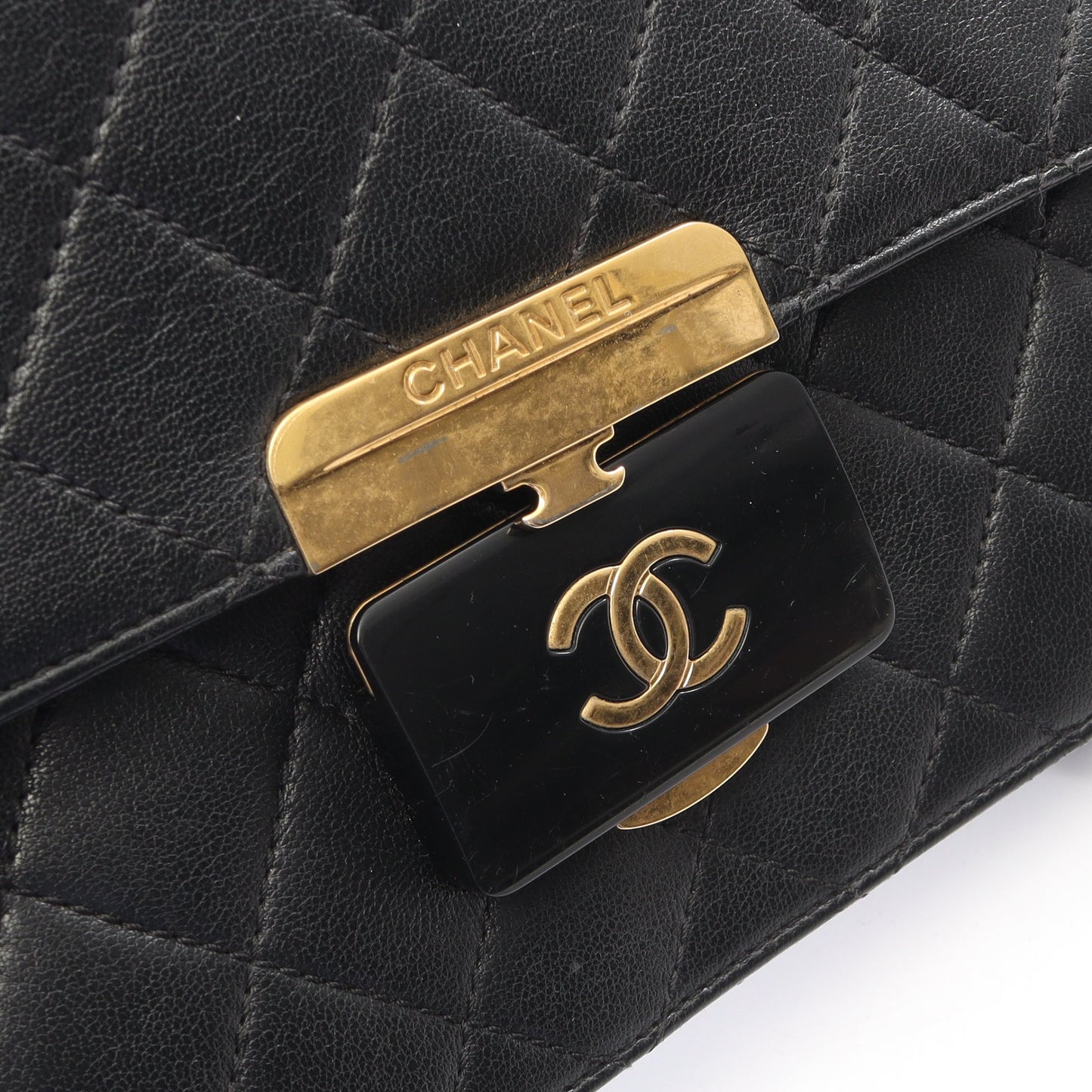 マトラッセ チェーンショルダーバッグ レザー ブラック ゴールド金具 シャネル