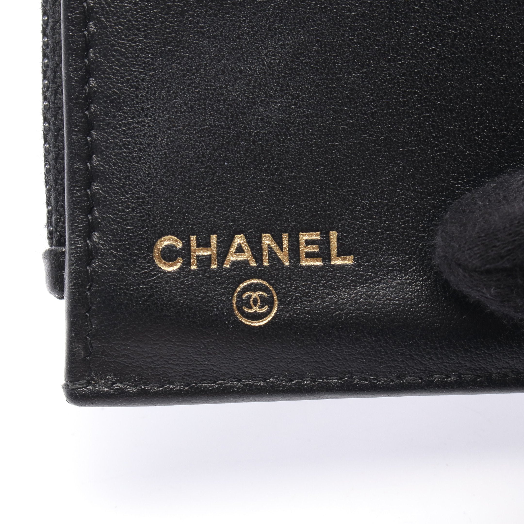CHANEL 三つ折り財布 ブラック ゴールド カメリア 三つ折り財布 レザー ブラック ゴールド金具 シャネル – RECLO