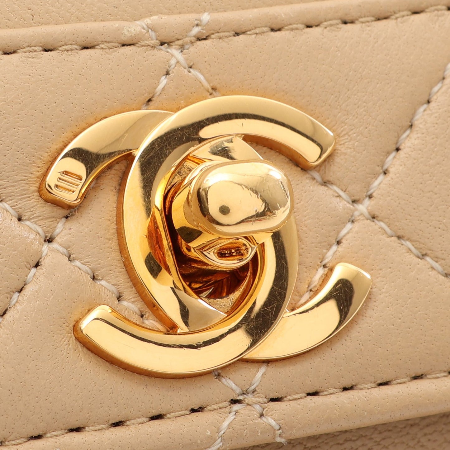 マトラッセ チェーンショルダーバッグ ラムスキン ベージュ ゴールド金具 シャネル バッグ CHANEL