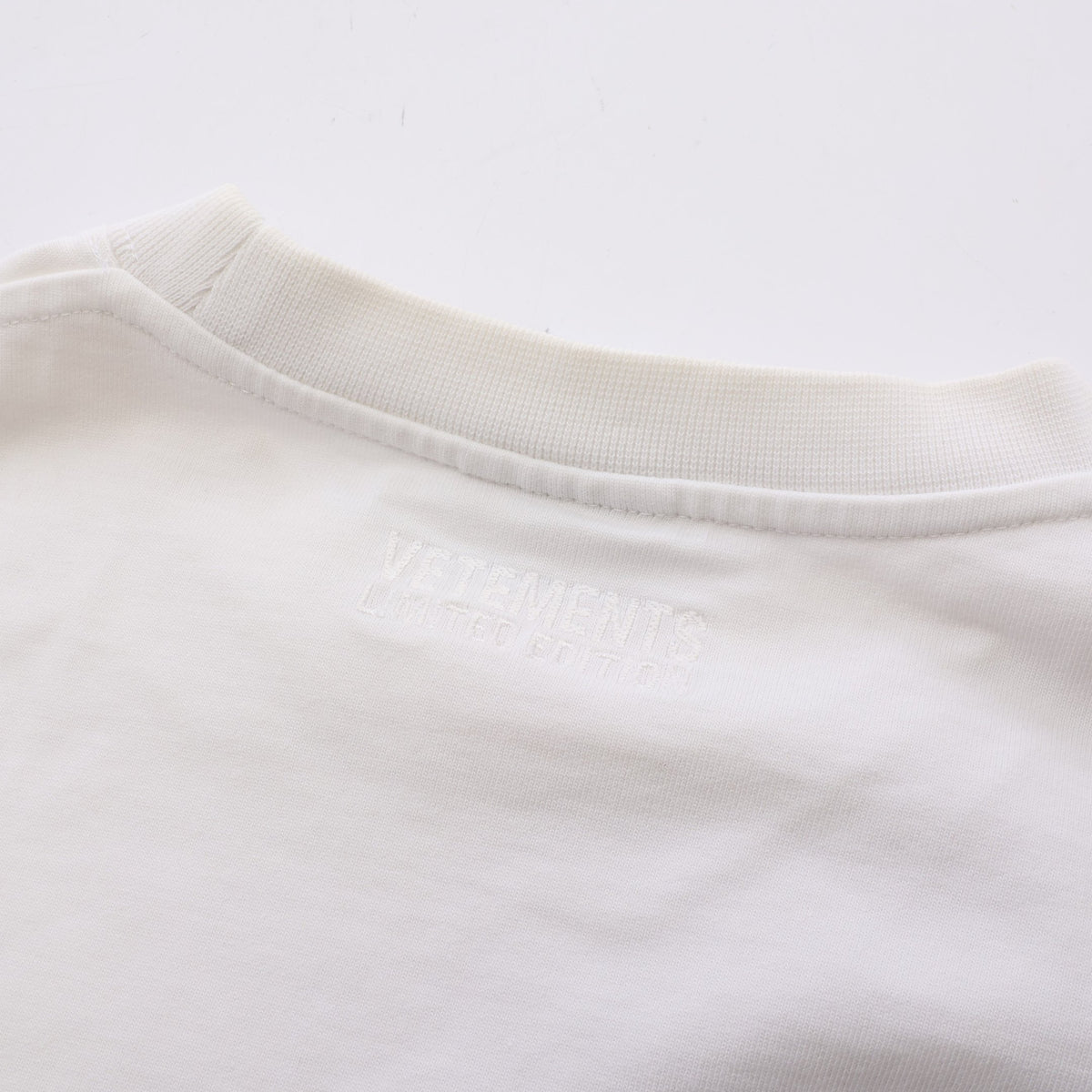GOTHIC LOGO オーバーサイズ 長袖Tシャツ コットン ホワイト ヴェトモン トップス VETEMENTS