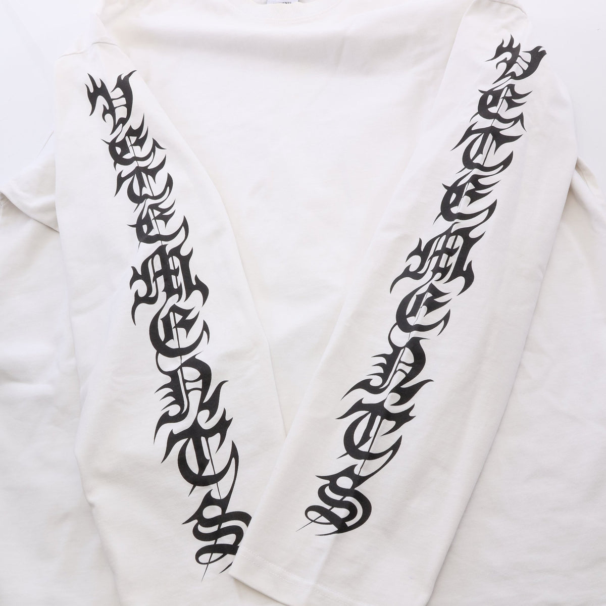 GOTHIC LOGO オーバーサイズ 長袖Tシャツ コットン ホワイト ヴェトモン トップス VETEMENTS
