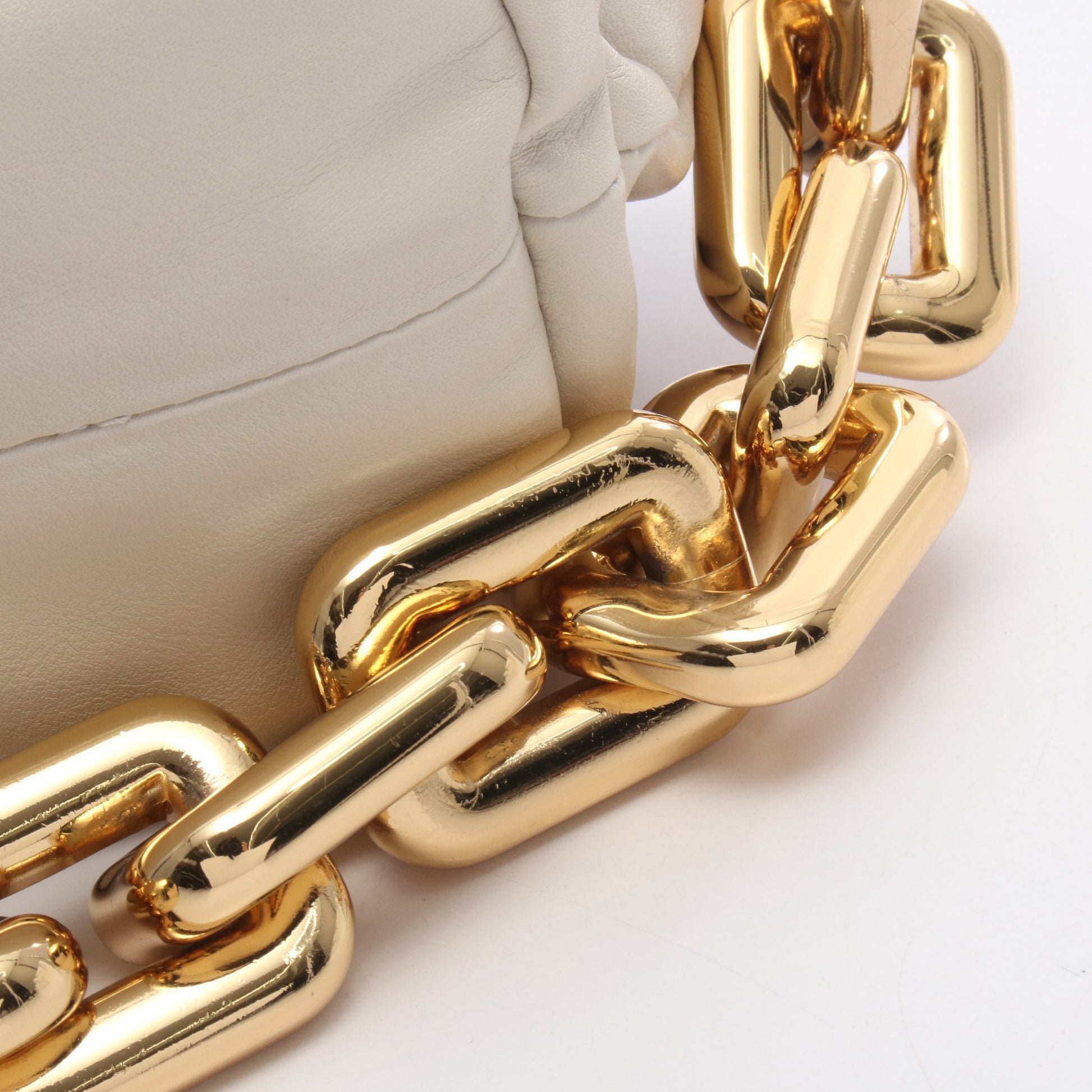 ザ チェーン ポーチ チェーンショルダーバッグ レザー オフホワイト ボッテガヴェネタ バッグ BOTTEGA VENETA