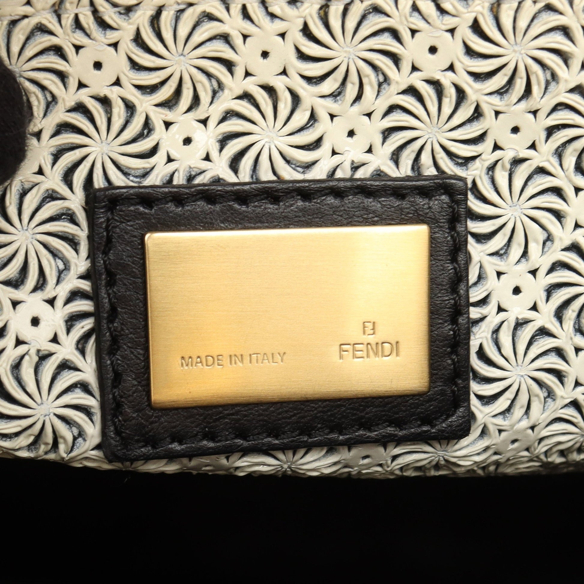 ピーカブー 2WAY ハンドバッグ エナメルレザー アイボリー フェンディ バッグ FENDI
