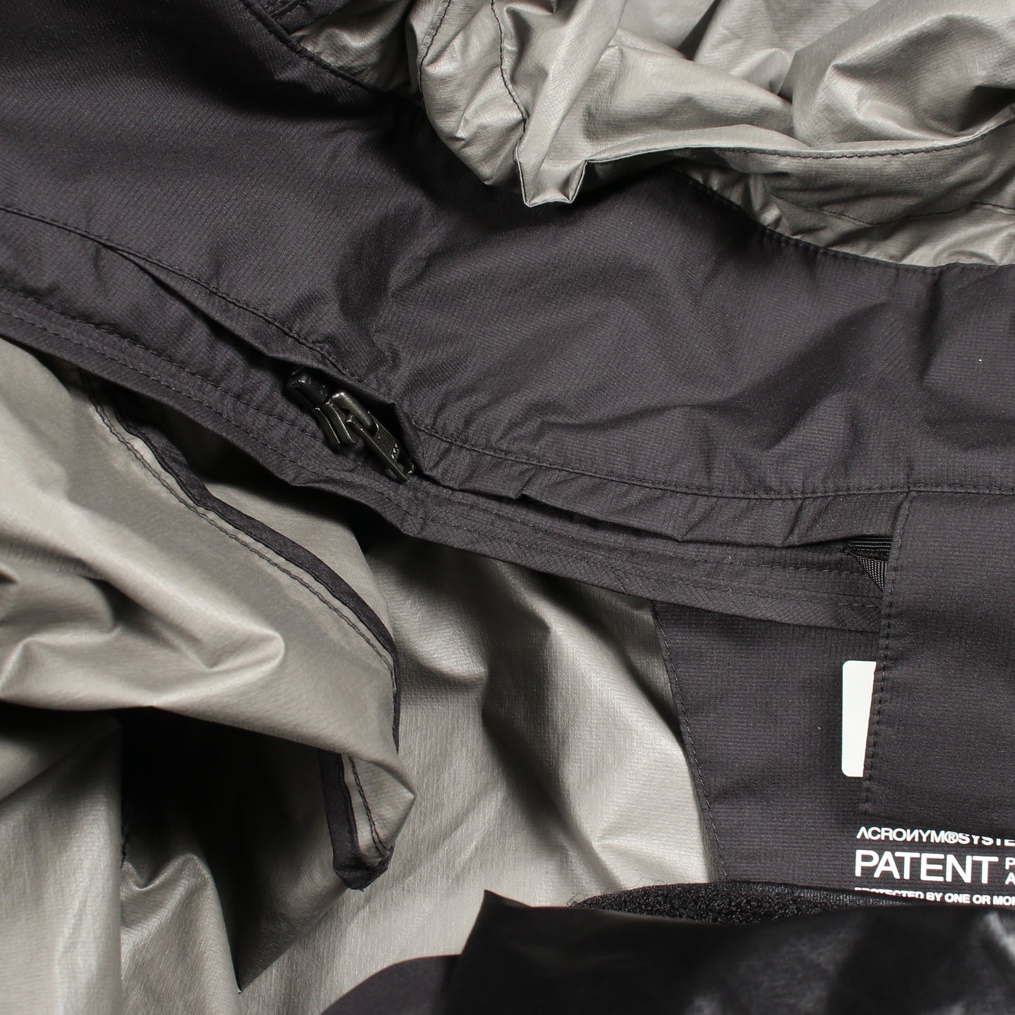 WINDSTOPPER INTEROPS フード付き ナイロンジャケット ナイロン ブラック アクロニウム