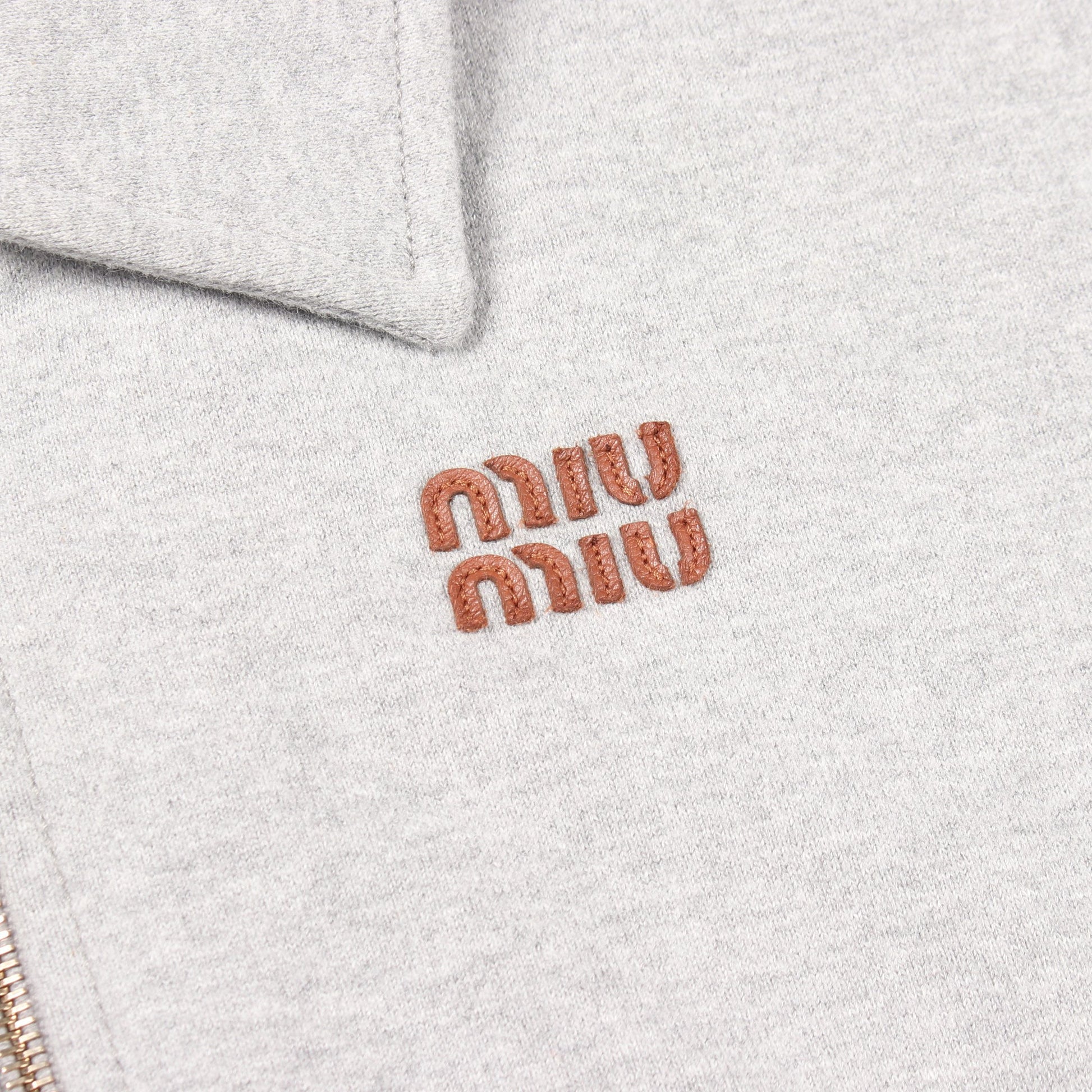 ハーフジッパー クロップド ロゴ スウェットシャツ コットン グレー ミュウミュウ トップス miu miu