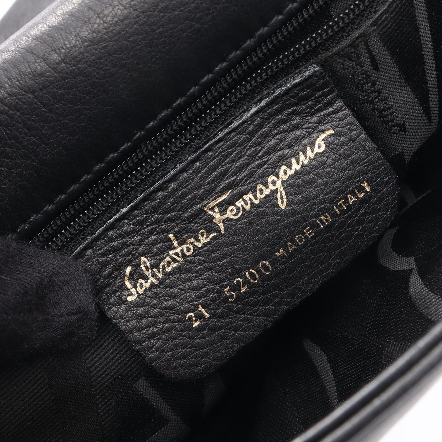 ガンチーニ ショルダーバッグ レザー ブラック サルヴァトーレフェラガモ バッグ Salvatore Ferragamo