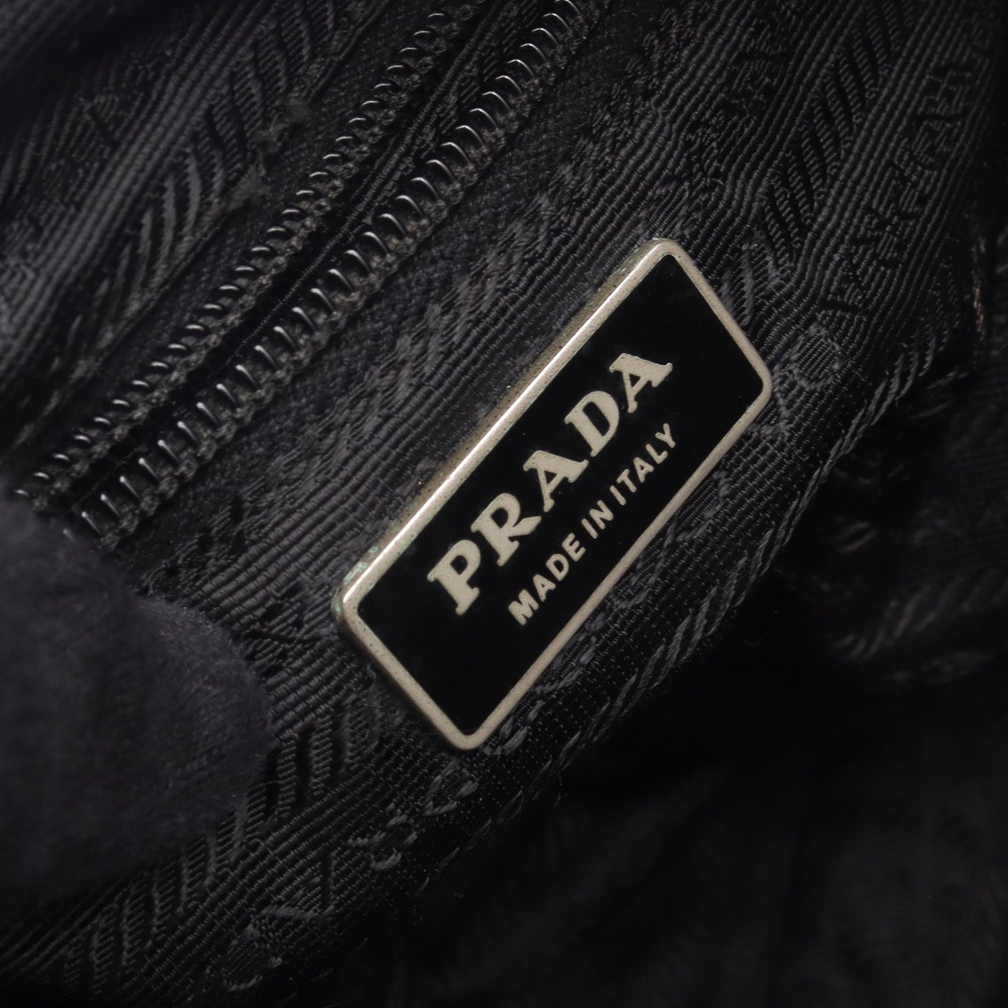 トライアングルロゴ ショルダーバッグ ナイロン サフィアーノレザー ブラック プラダ バッグ PRADA