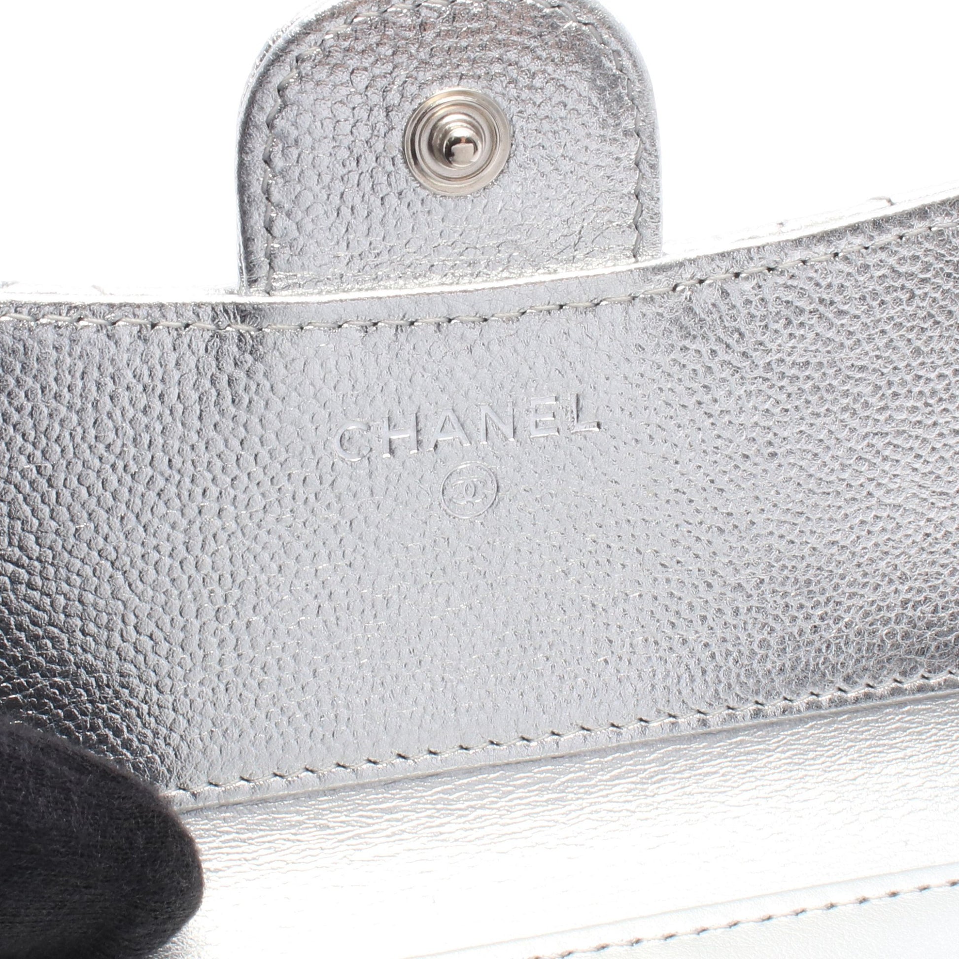 クラシック スモール フラップ ウォレット 三つ折り財布 キャビアスキン シルバー シルバー金具 シャネル 財布・小物 CHANEL
