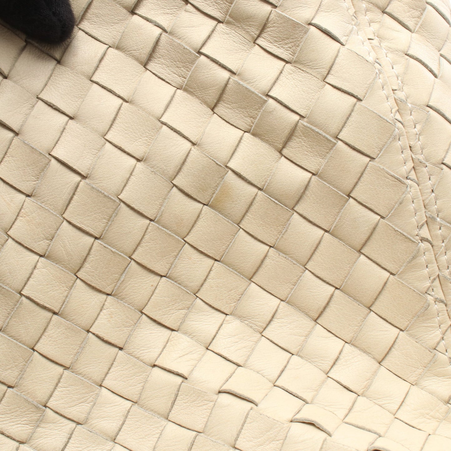 イントレチャート ショルダーバッグ レザー アイボリー ボッテガヴェネタ バッグ BOTTEGA VENETA