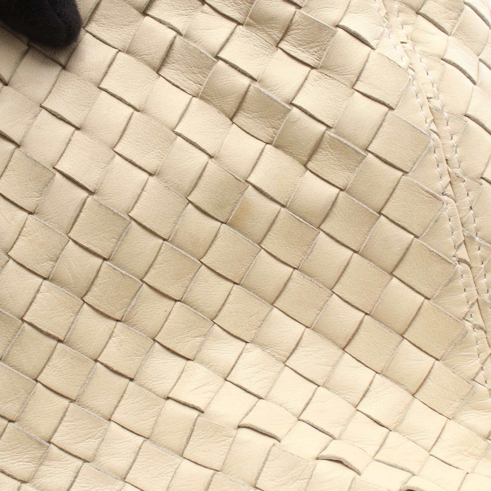 イントレチャート ショルダーバッグ レザー アイボリー ボッテガヴェネタ バッグ BOTTEGA VENETA