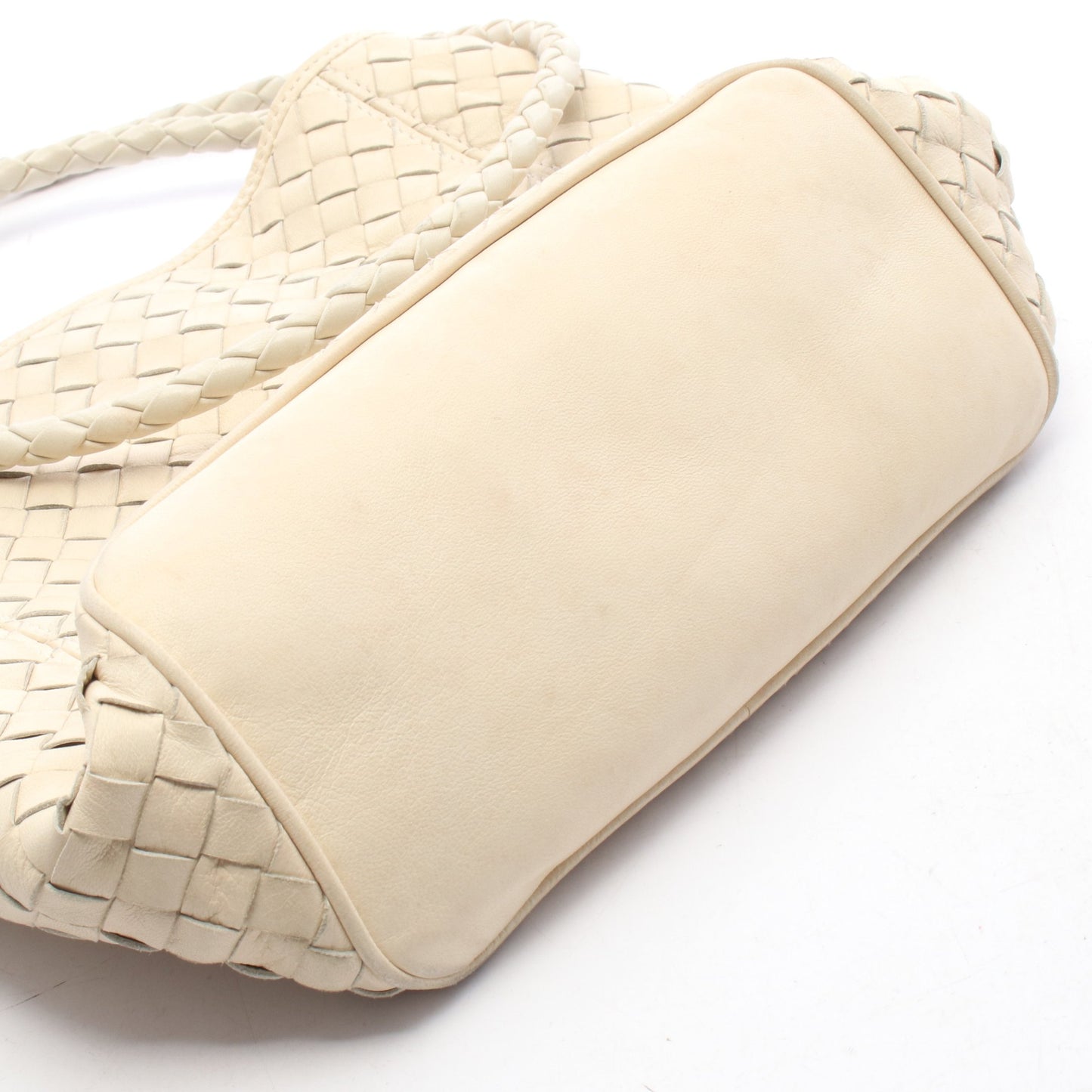 イントレチャート ショルダーバッグ レザー アイボリー ボッテガヴェネタ バッグ BOTTEGA VENETA