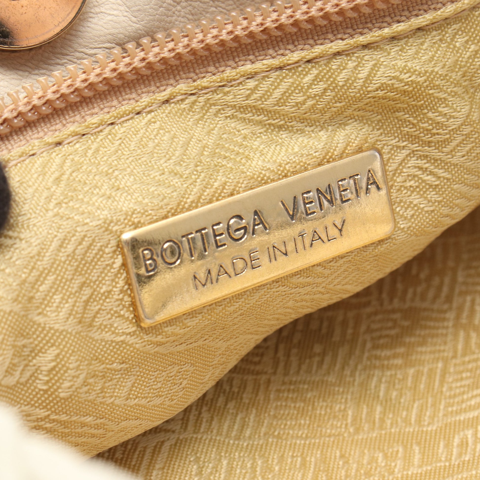 イントレチャート ショルダーバッグ レザー アイボリー ボッテガヴェネタ バッグ BOTTEGA VENETA