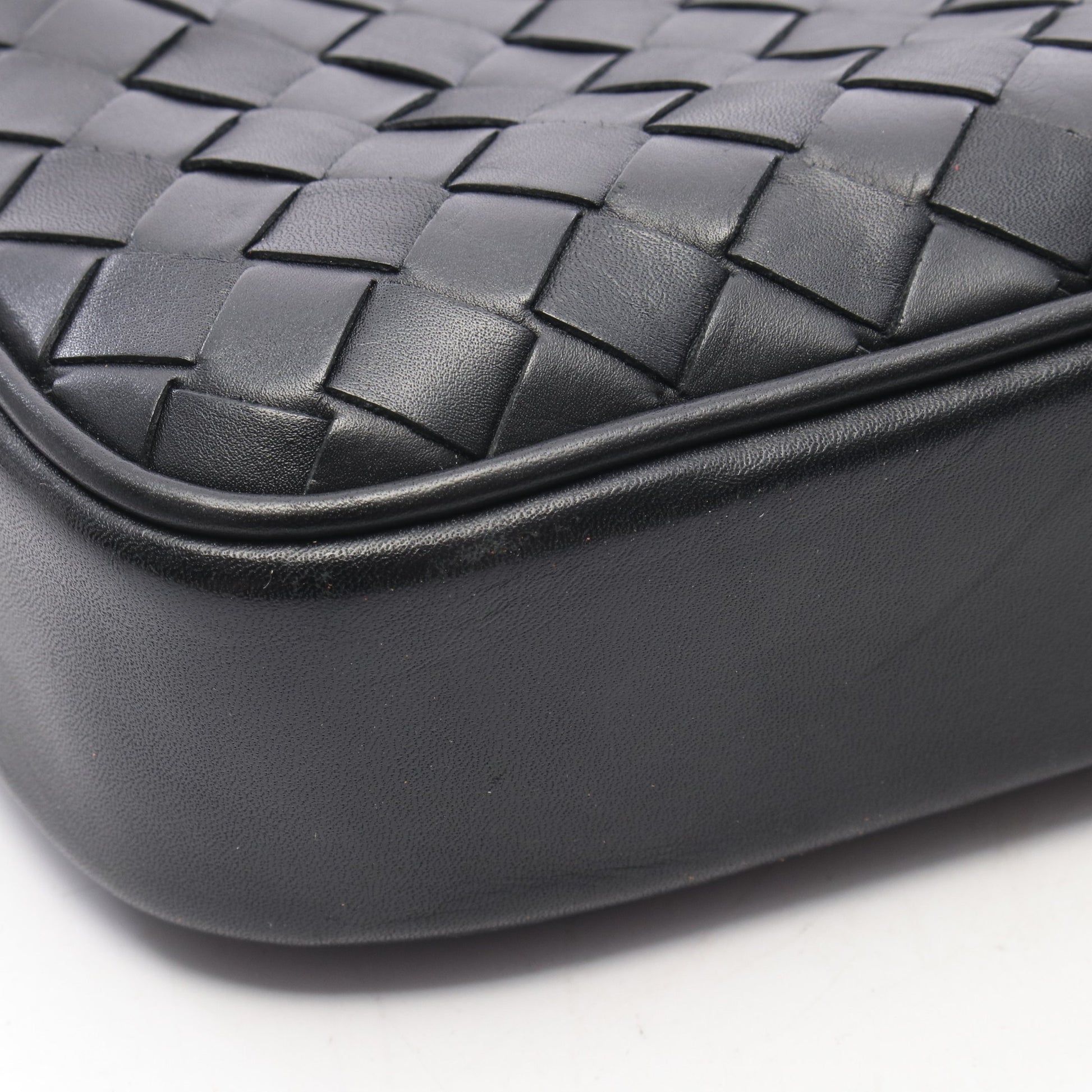 イントレチャート ショルダーバッグ レザー ブラック ボッテガヴェネタ バッグ BOTTEGA VENETA