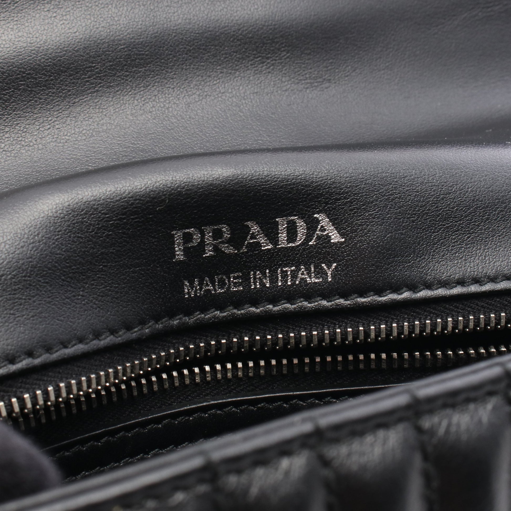 ダイアグラム チェーンショルダーバッグ ミディアム チェーンショルダーバッグ レザー ブラック プラダ バッグ PRADA