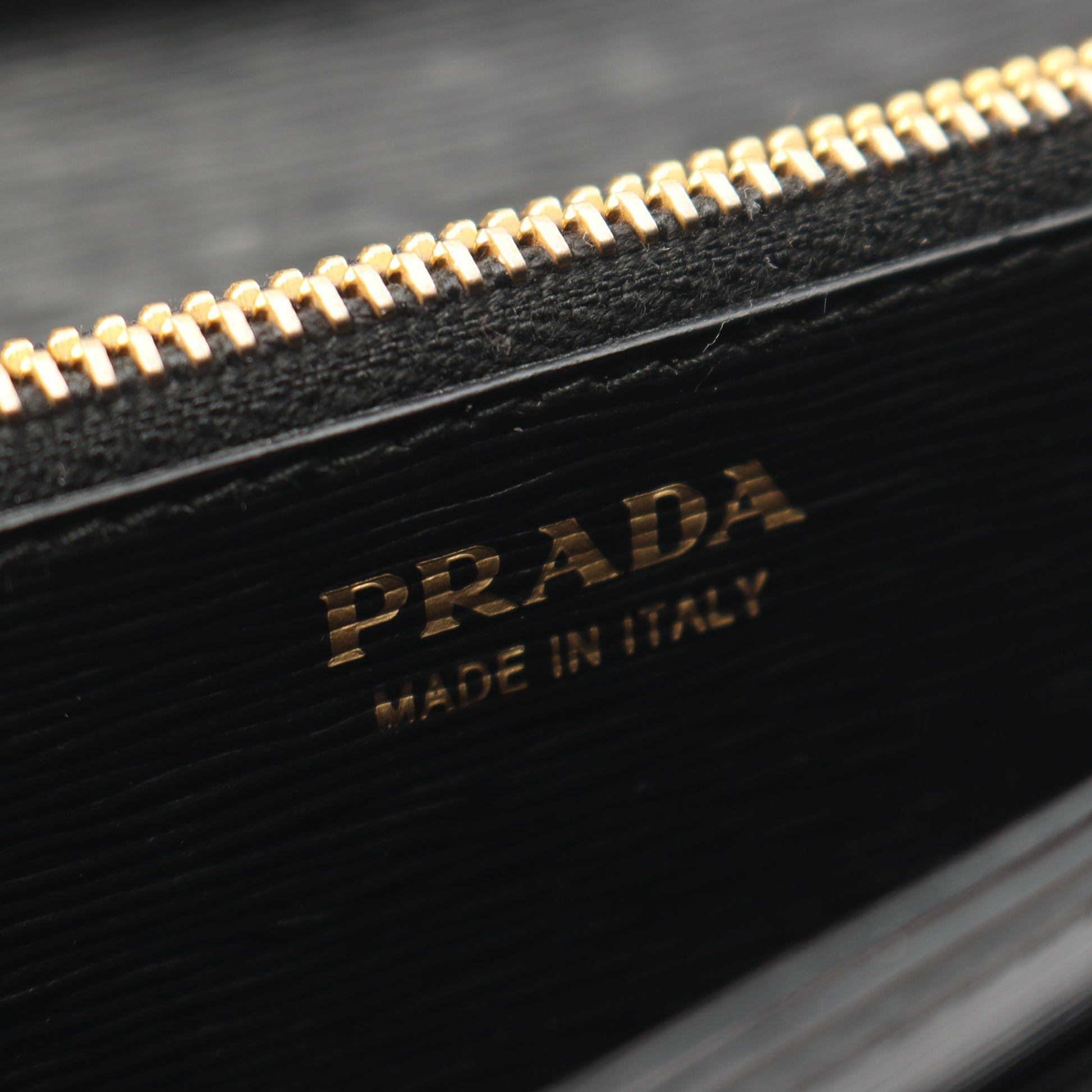 トライアングルロゴ ショルダーウォレット レザー ナイロン ブラック プラダ バッグ PRADA