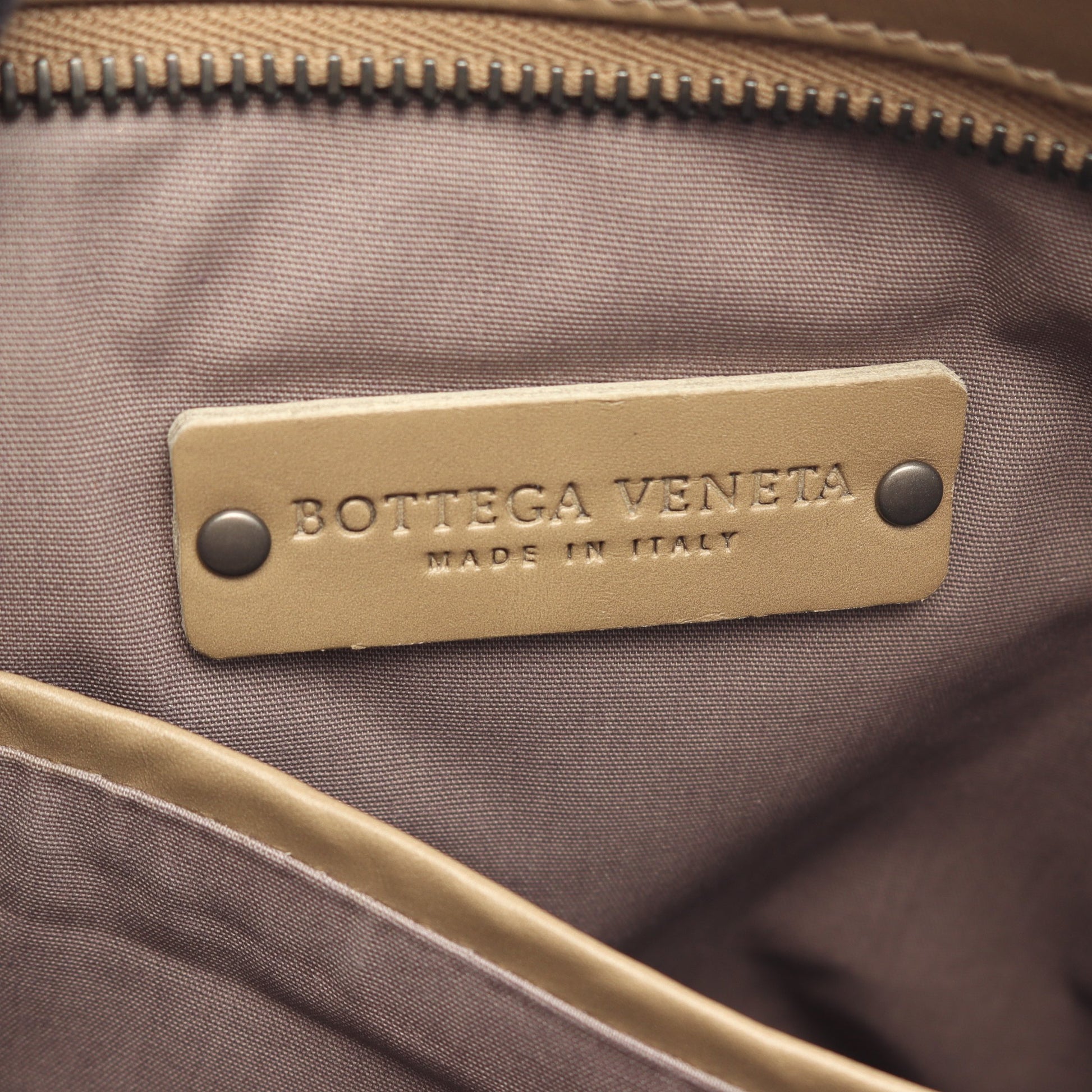 イントレチャート ショルダーバッグ レザー グレーブラウン ボッテガヴェネタ バッグ BOTTEGA VENETA