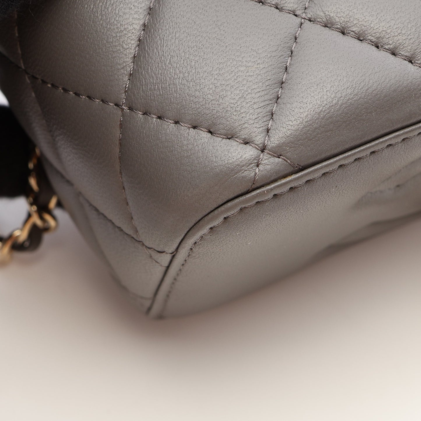 マトラッセ バニティバッグ 2WAY バニティバッグ チェーンショルダーバッグ ラムスキン グレー ゴールド金具 シャネル