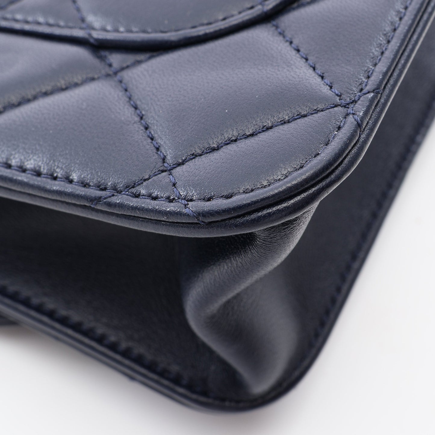 マトラッセ 2WAY チェーンショルダーバッグ ラムスキン ネイビー ゴールド金具 シャネル
