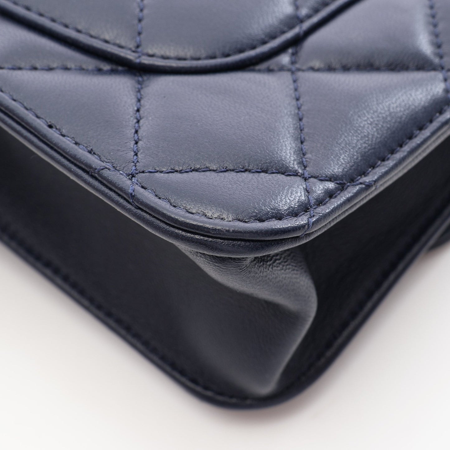 マトラッセ 2WAY チェーンショルダーバッグ ラムスキン ネイビー ゴールド金具 シャネル