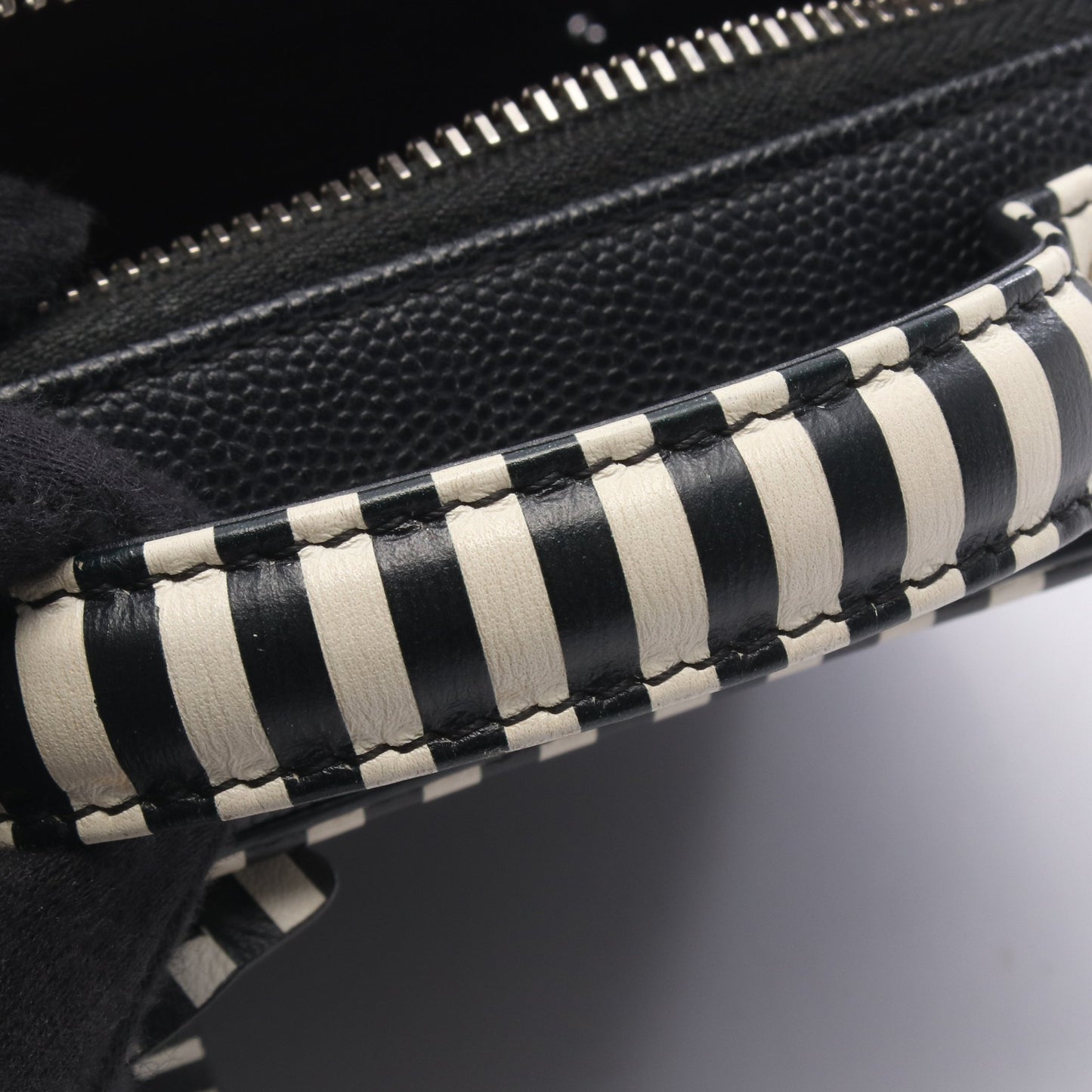 CCフィグリー スモール バニティバッグ 2WAY チェーンショルダーバッグ レザー ブラック ホワイト シルバー金具 シャネル