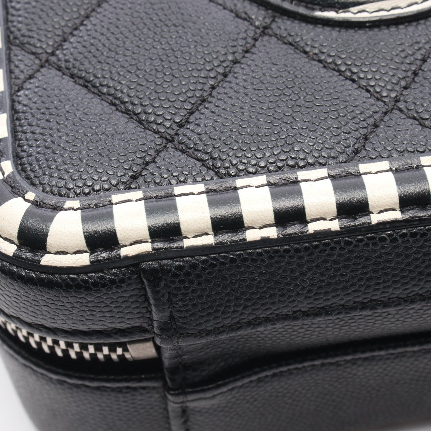 CCフィグリー スモール バニティバッグ 2WAY チェーンショルダーバッグ レザー ブラック ホワイト シルバー金具 シャネル