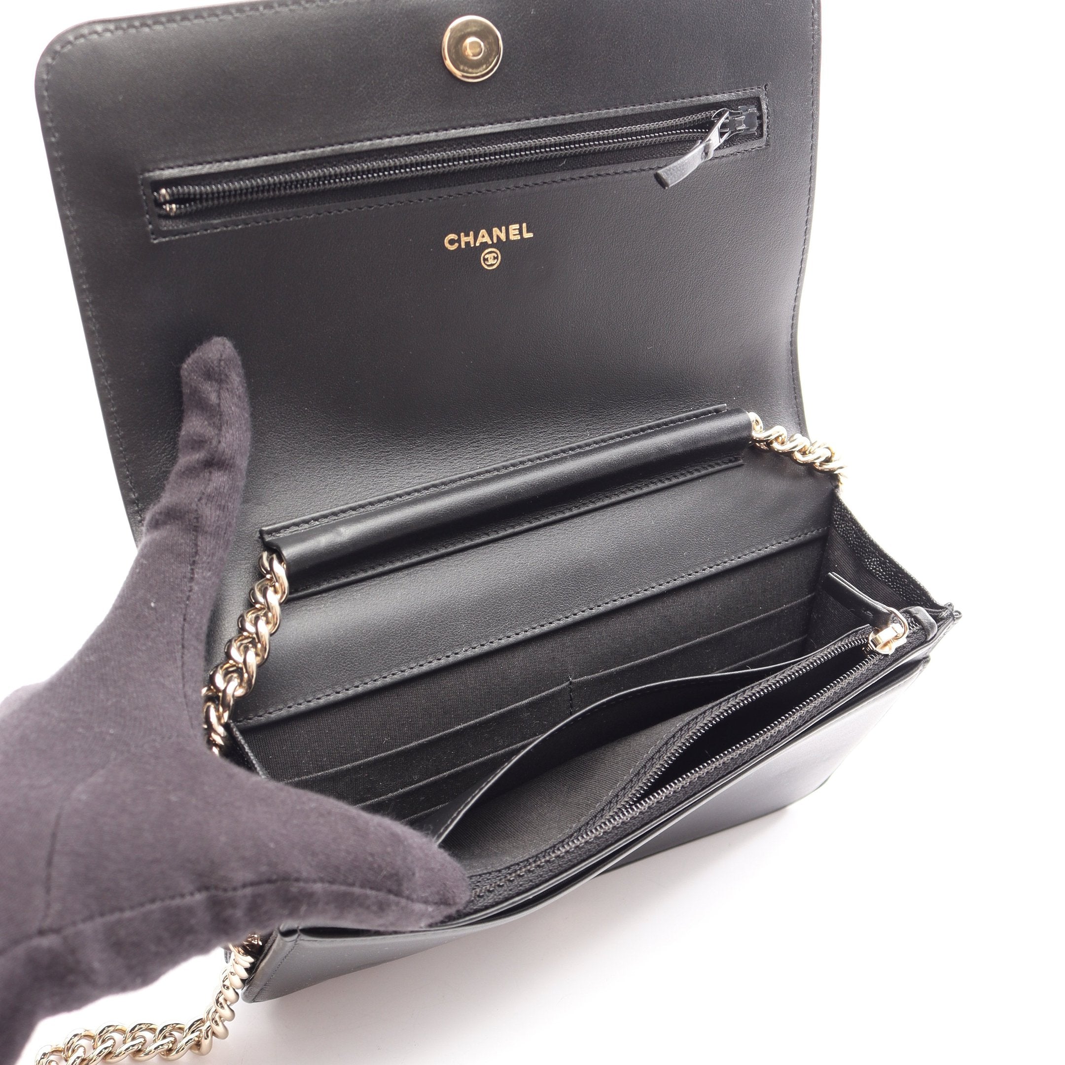 CHANEL キャビアスキン　Vステッチ 背面ケース　財布 Vステッチ チェーンウォレット キャビアスキン ブラック ゴールド金具