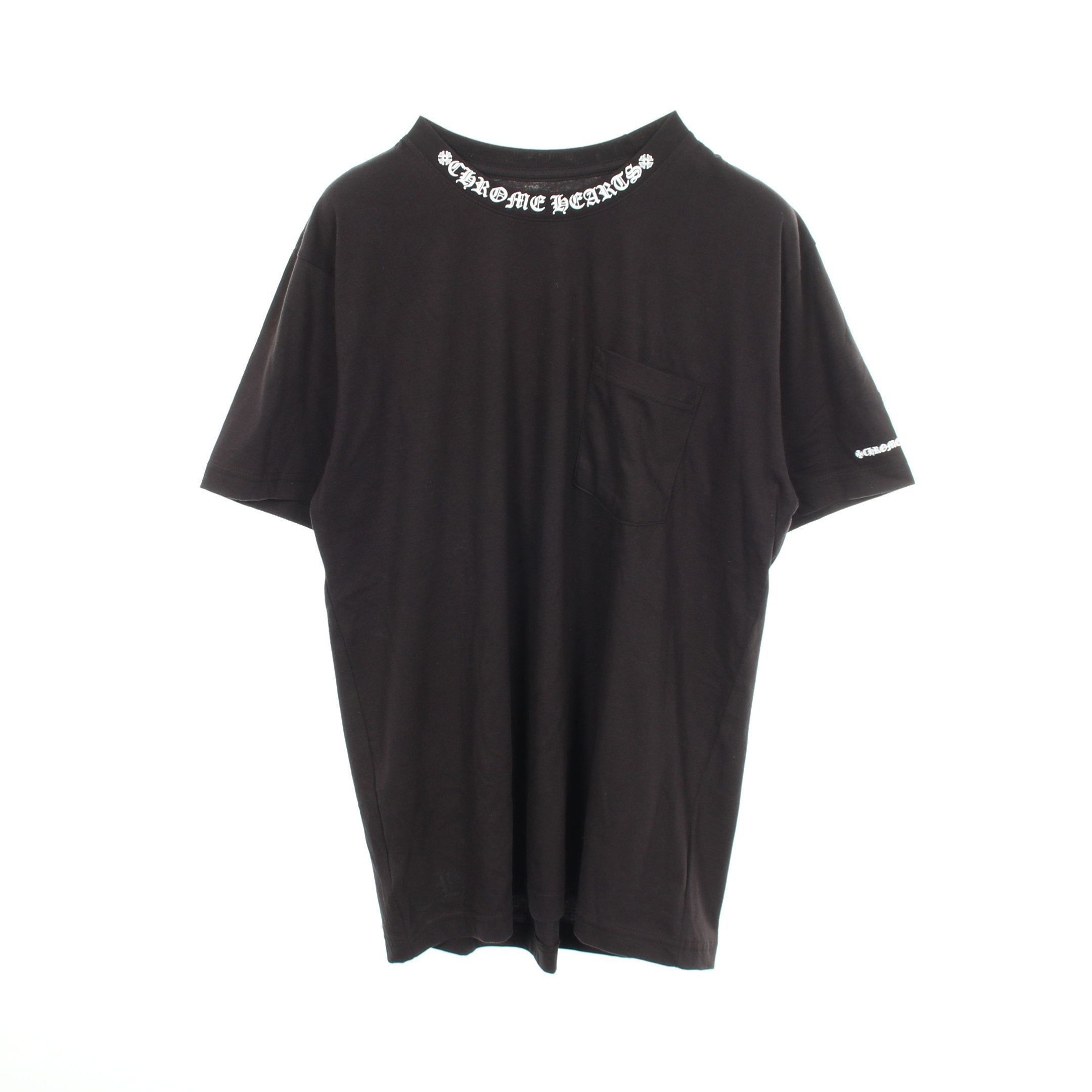 スクロール ネックロゴ ポケット付き 半袖Tシャツ コットン ブラック