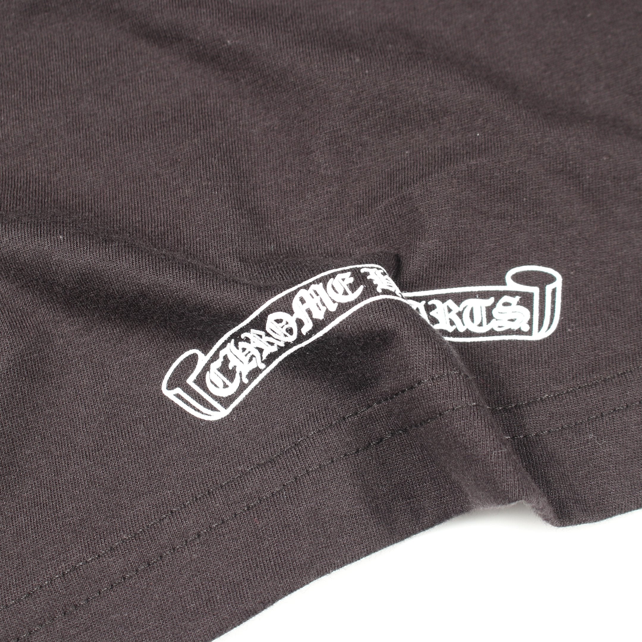 スクロール ネックロゴ ポケット付き 半袖Tシャツ コットン ブラック